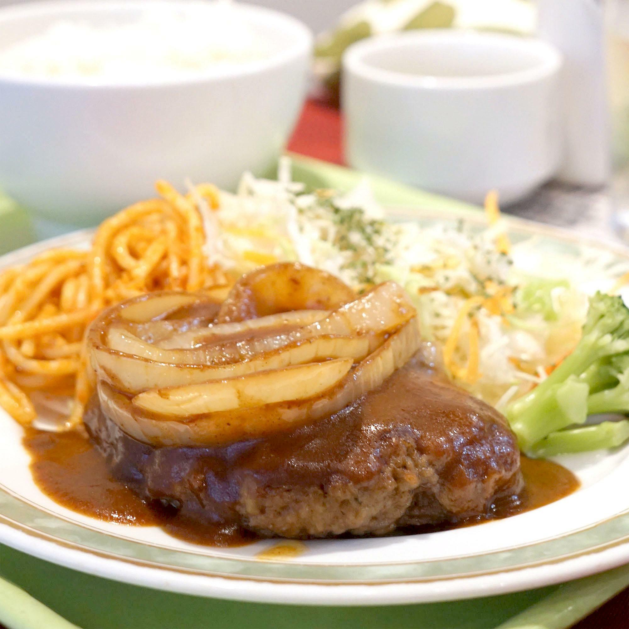 玉ねぎソテーが豪快にのせられたハンバーグ定食！