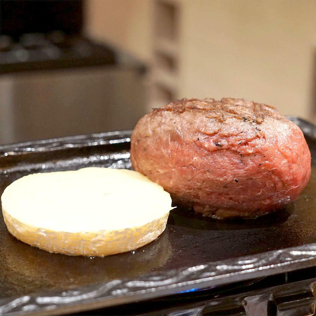 自分で焼き上げるレアハンバーグ！