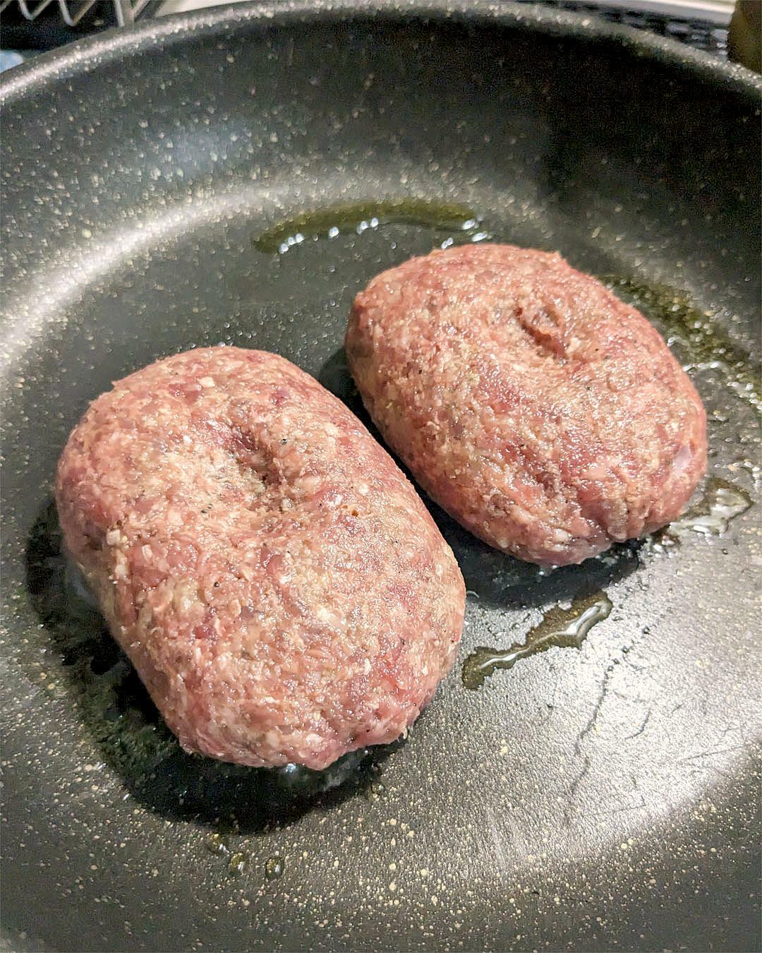 切りたて挽きたての美しい色合いのミンチ肉！