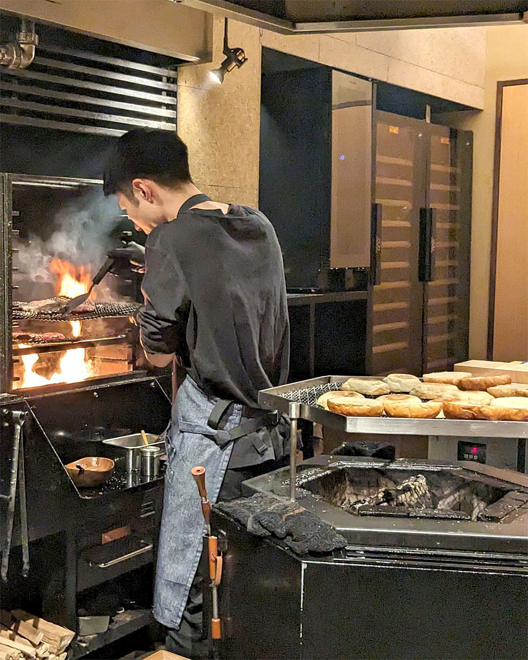 直火でガッツリ焼き上げるパティ＆入店前からじっくりと薪で焼き上げるバンズ