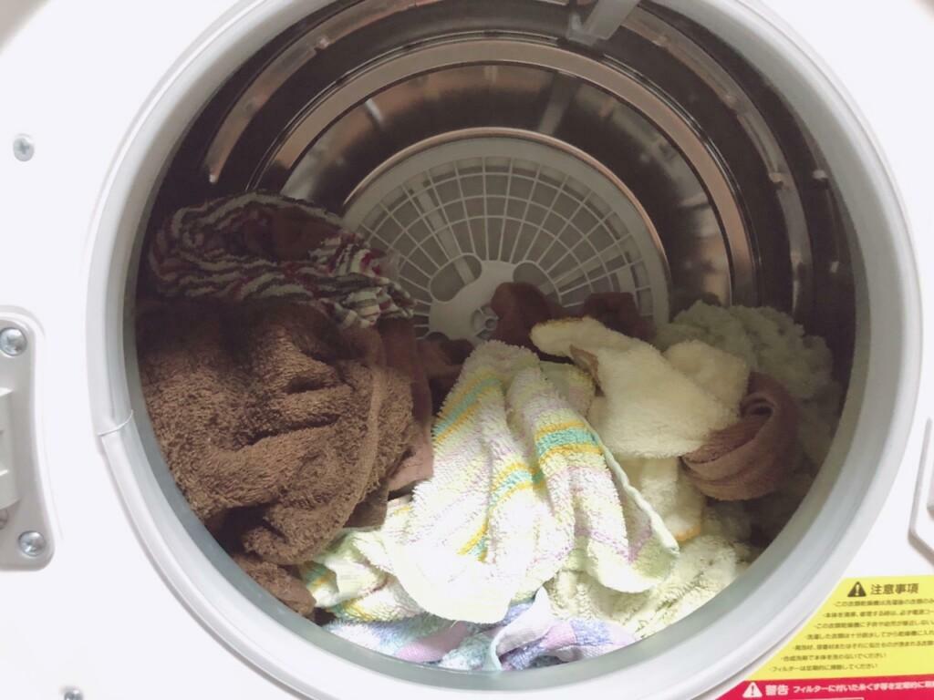乾燥機に半分の洗濯物