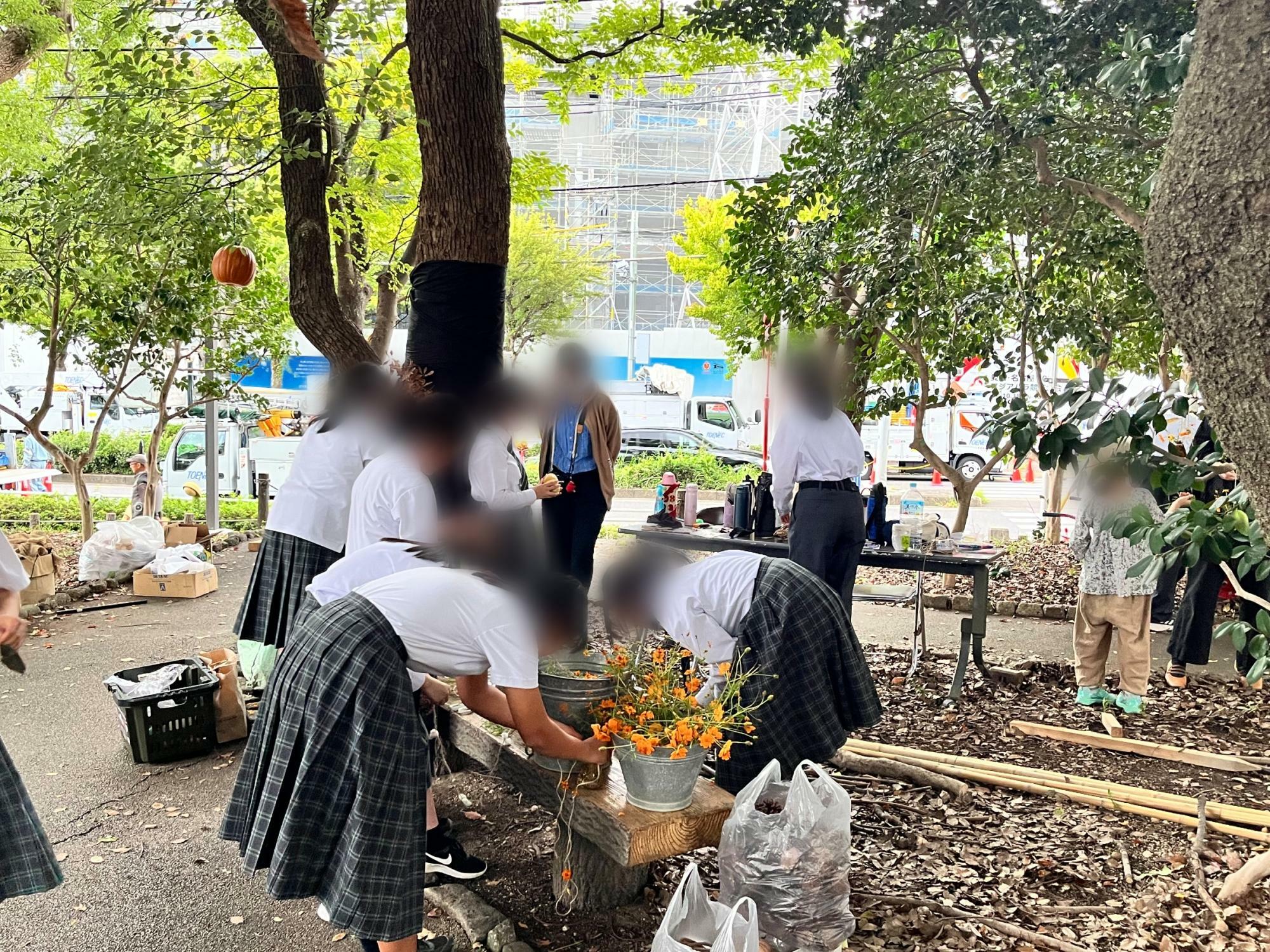 萩山中学校の園芸部の皆さんが緑陰広場で装飾をしている様子