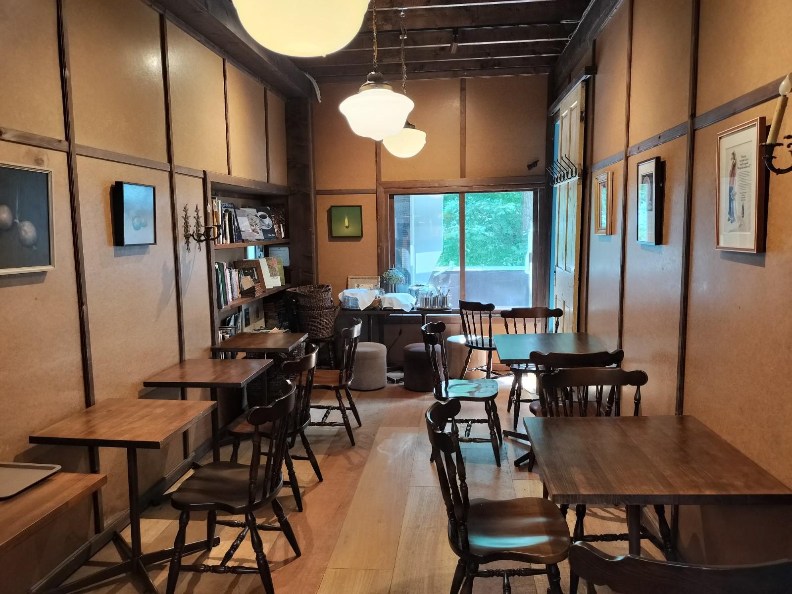 Brown Books Caféの2階部分を間借りして営業中。おひとり様席あり