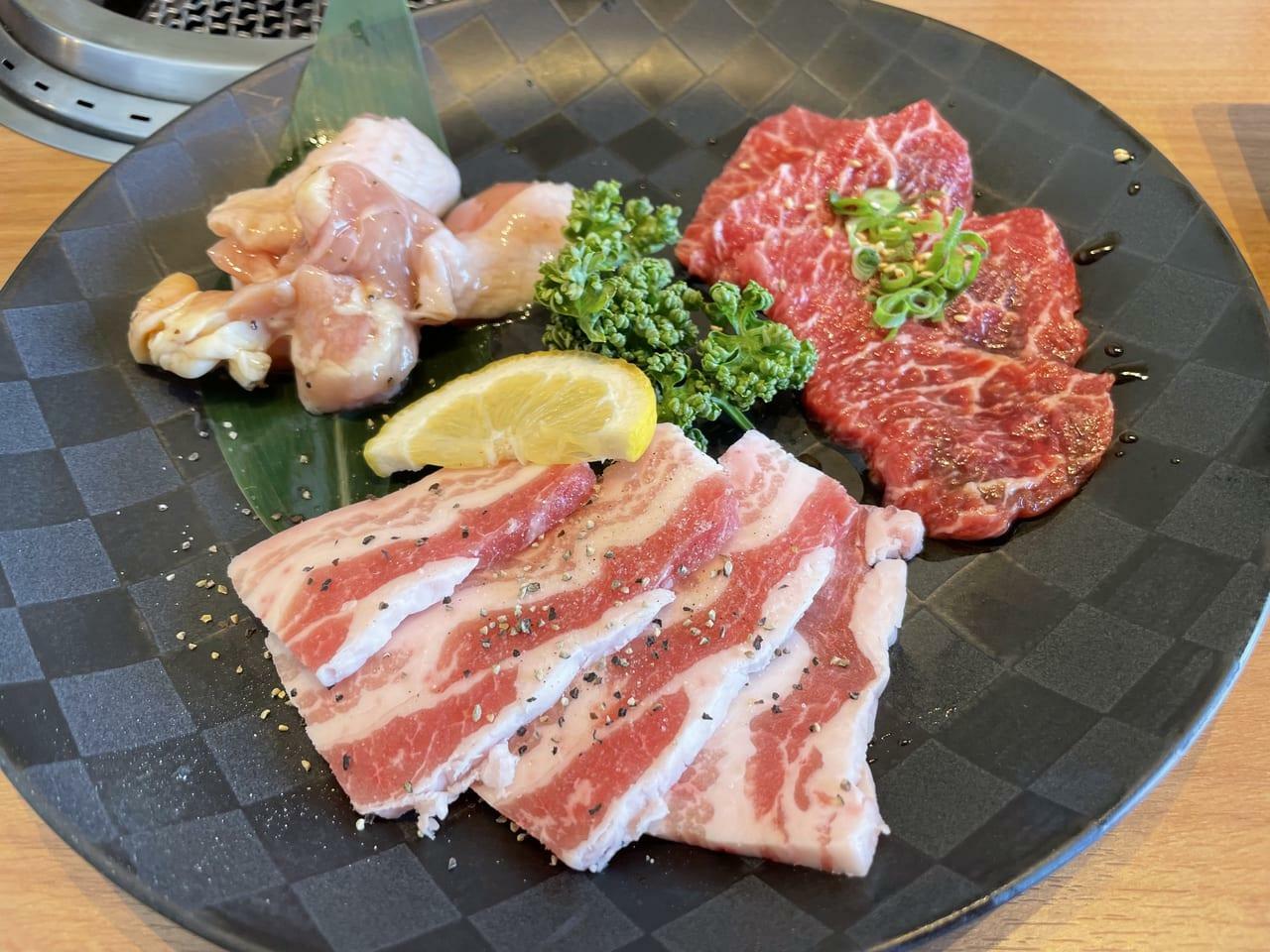 那珂川店で撮影　レディースランチ 塩豚カルビ、塩鶏もも、カルビの3種類