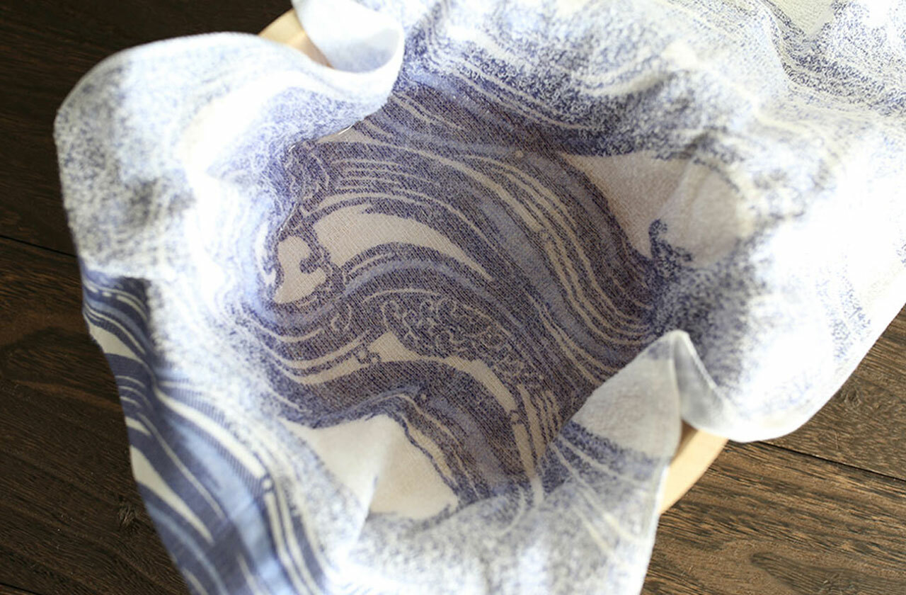 おぼろタオルを水につけた様子（画像提供：おぼろタオル株式会社）