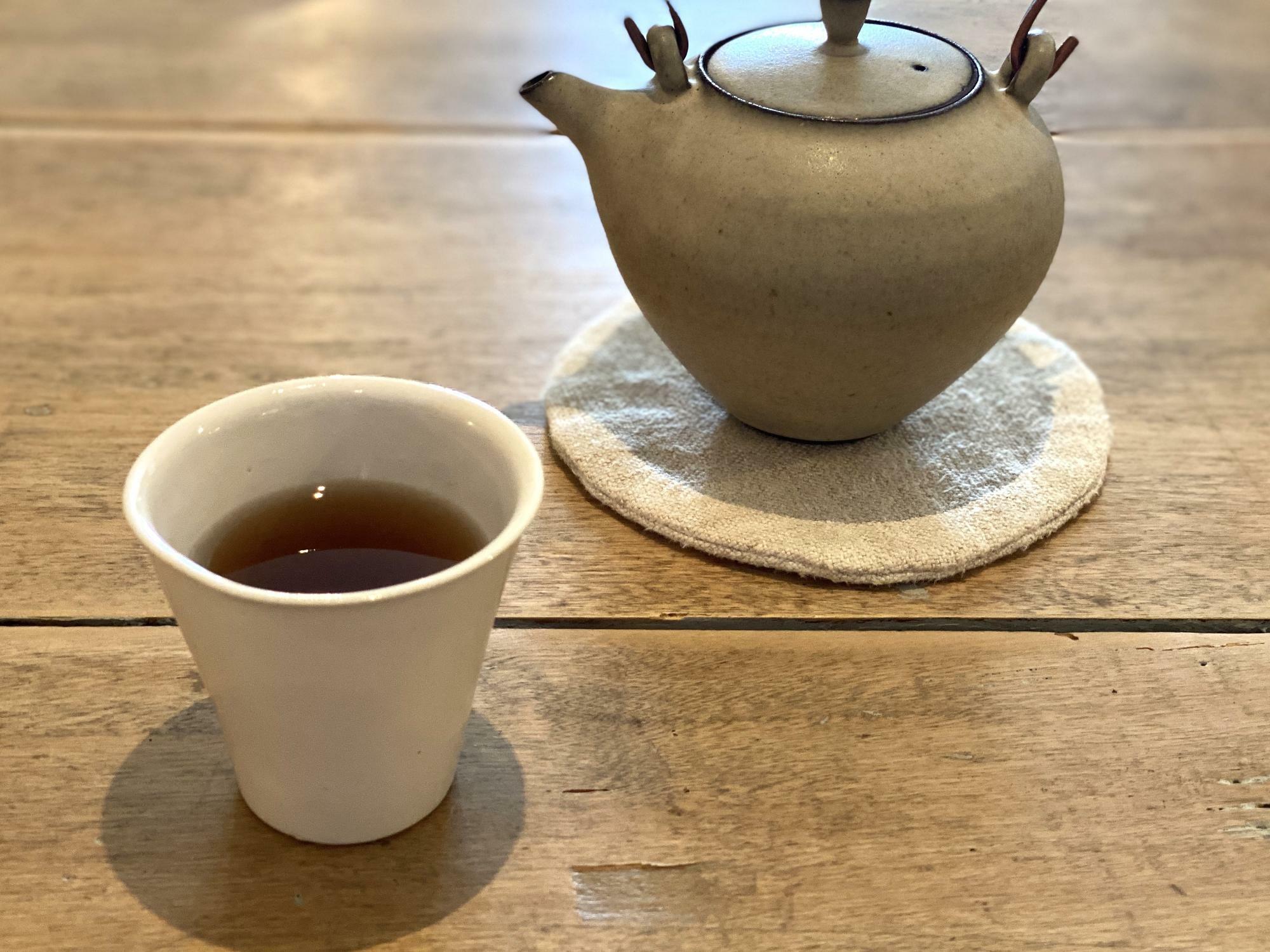 陶器のポットで提供されるお茶