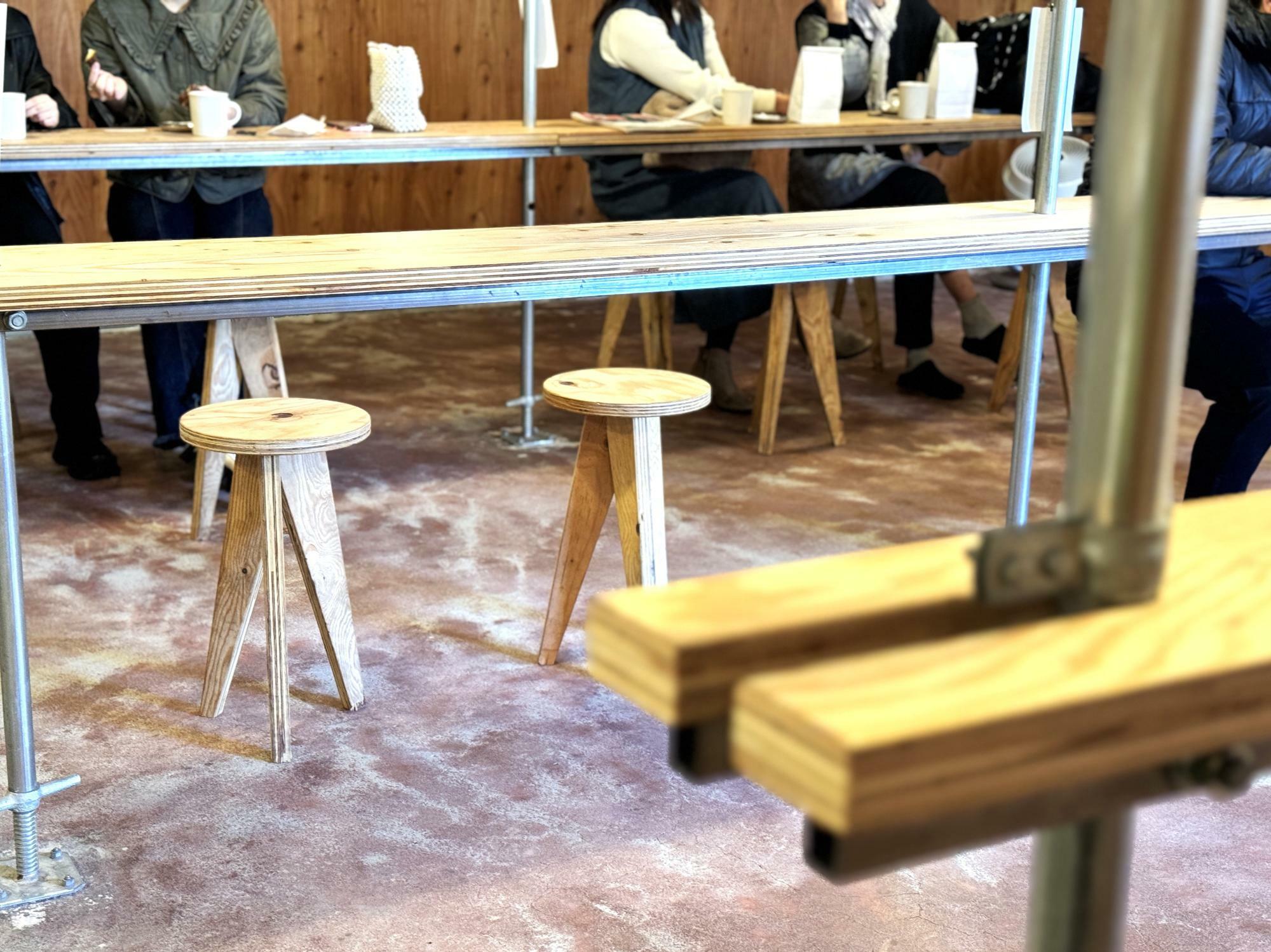 無垢材で作ったテーブルや椅子が並ぶ店内