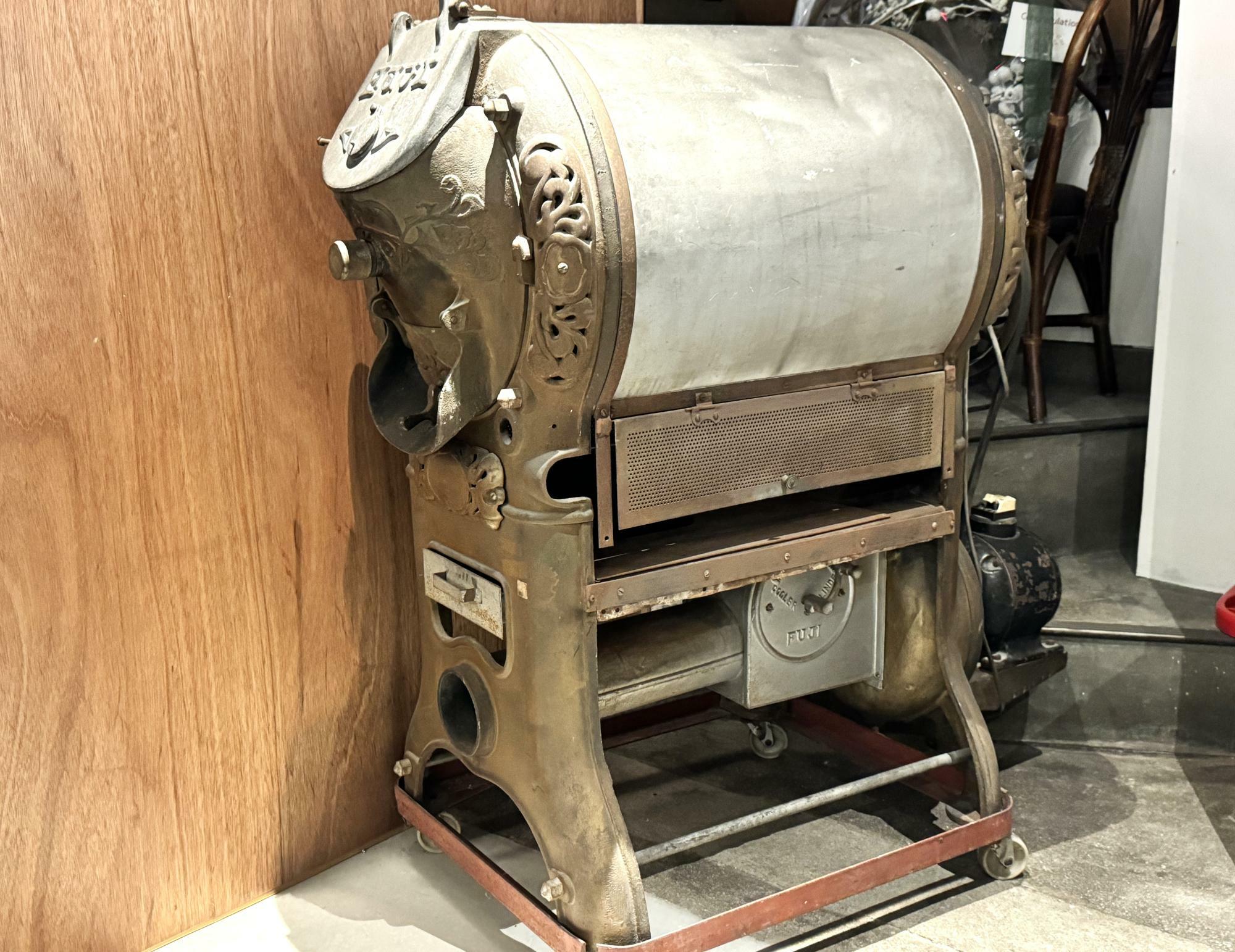 旧店舗で使われていたレトロな焙煎機