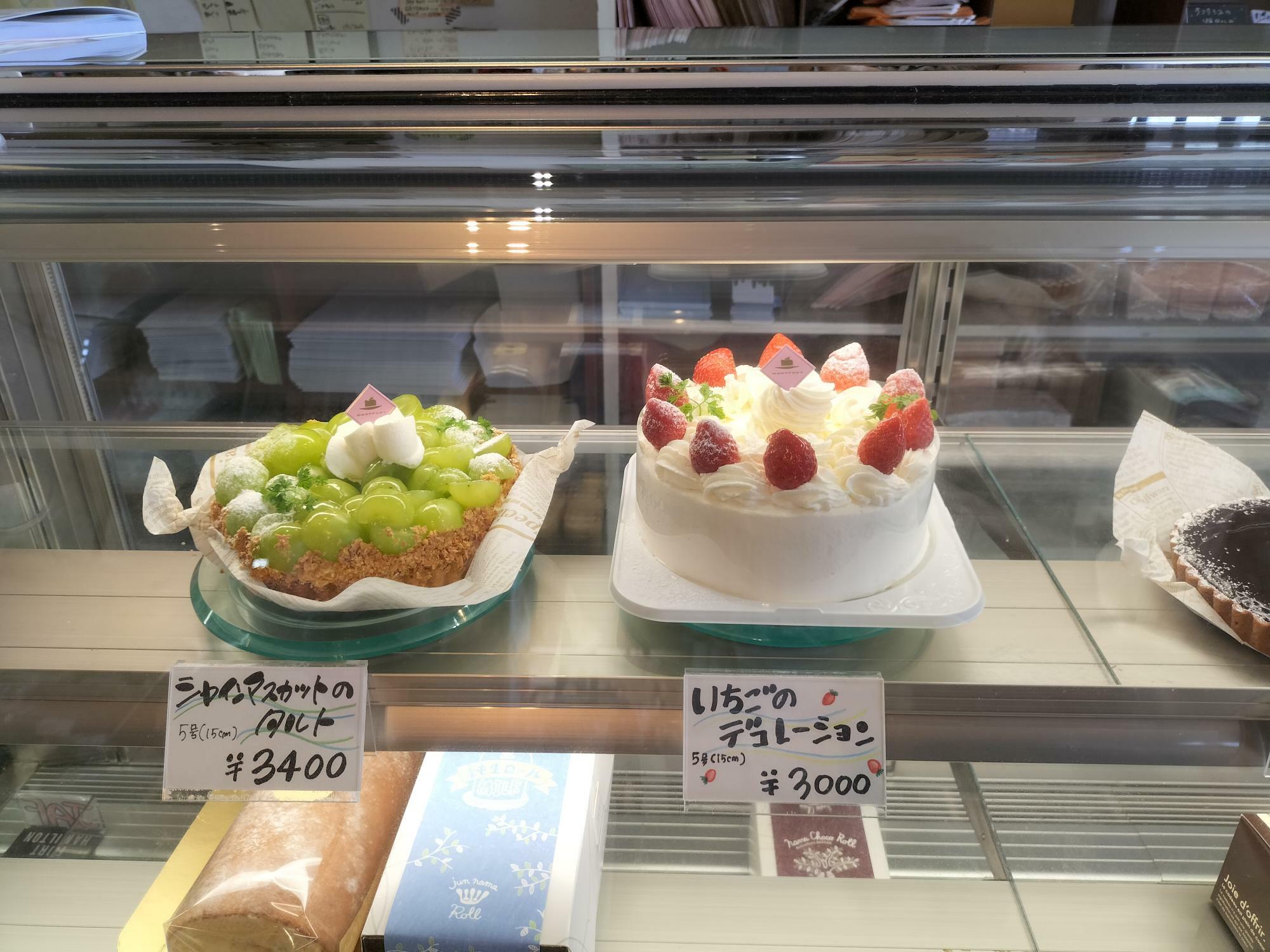 店頭のホールケーキも美味しそうです。