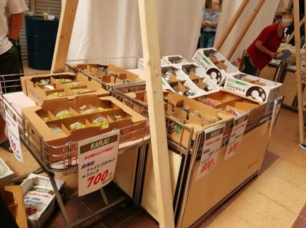 2020年秋まつり　「Fruits Boutique karju」の店先でお得なセールが開催されていました。