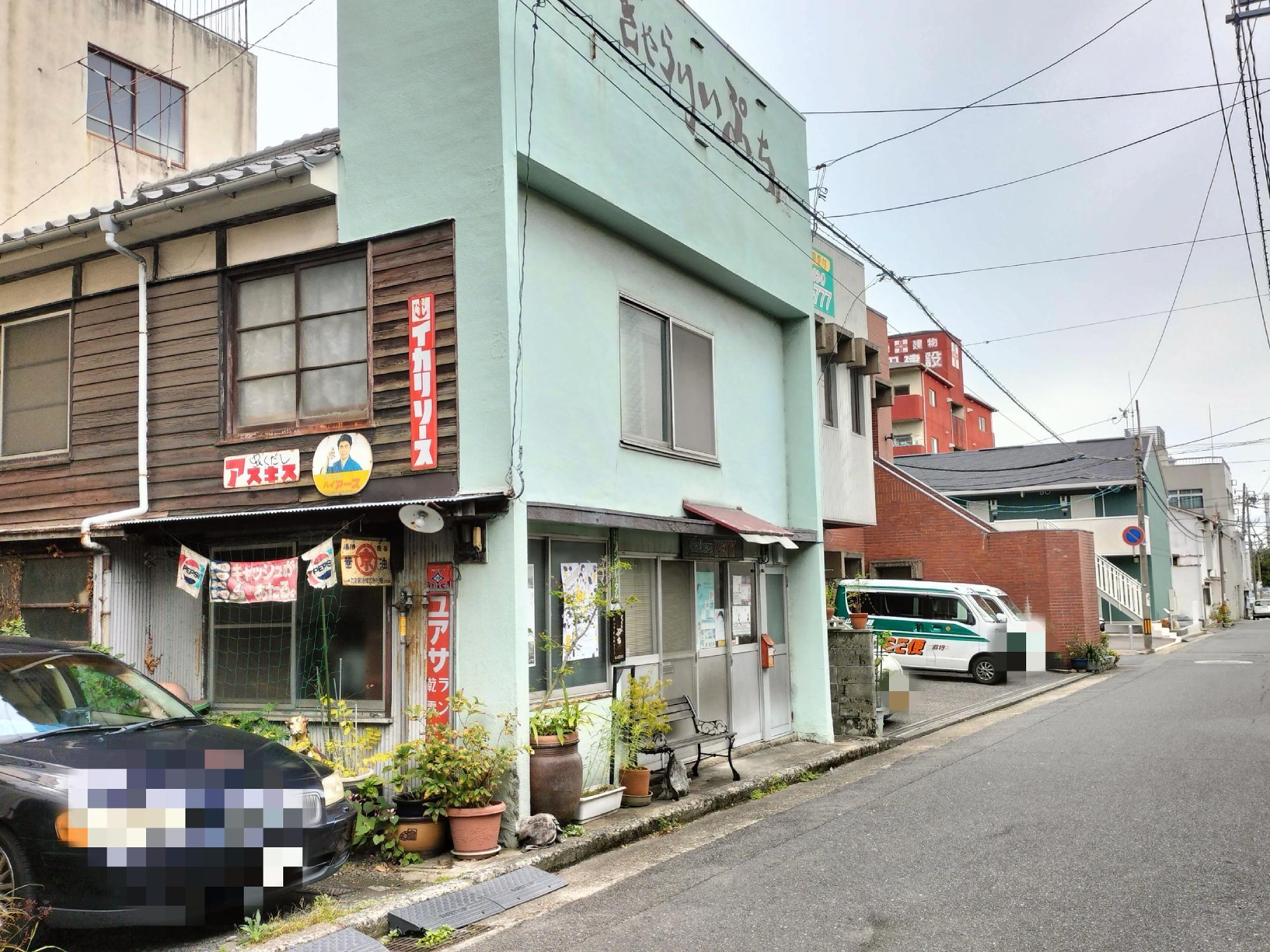 金属製のレトロな看板がかわいい