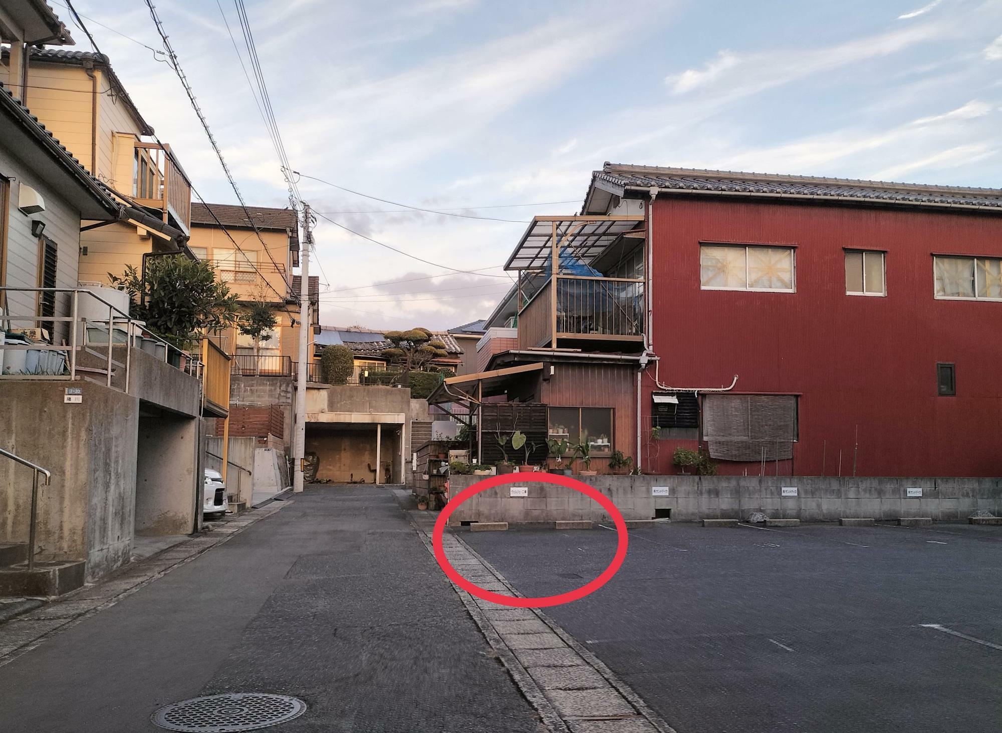 駐車場は赤丸の部分です。