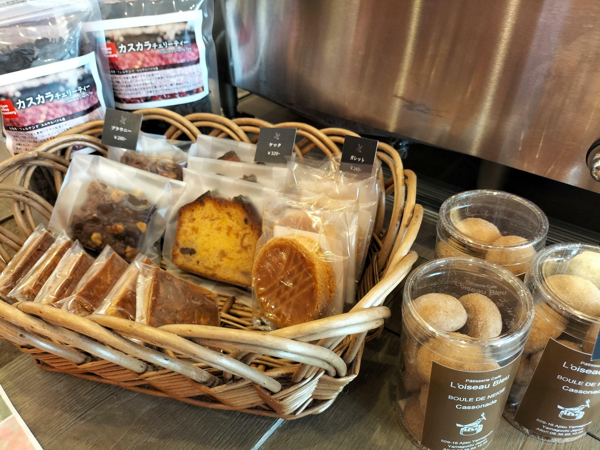 店内で販売されている焼き菓子はカフェスペースで食べることが出来ます。