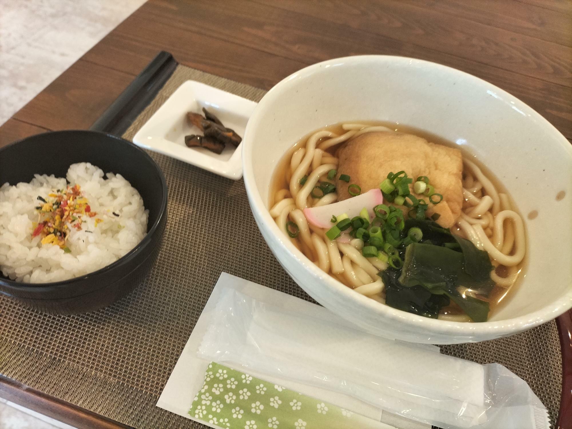 きつねうどん（700円）