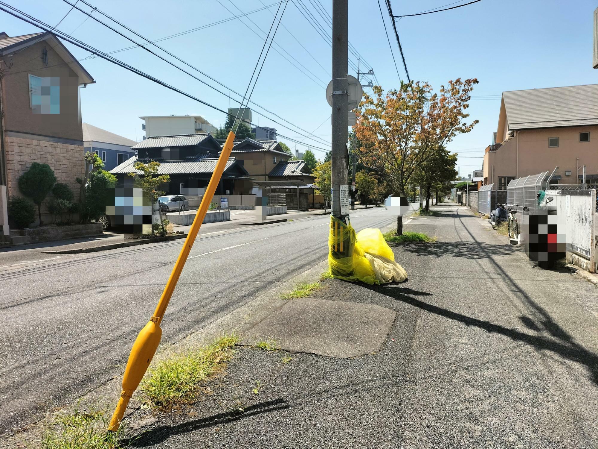 写真右側が駐車場です。