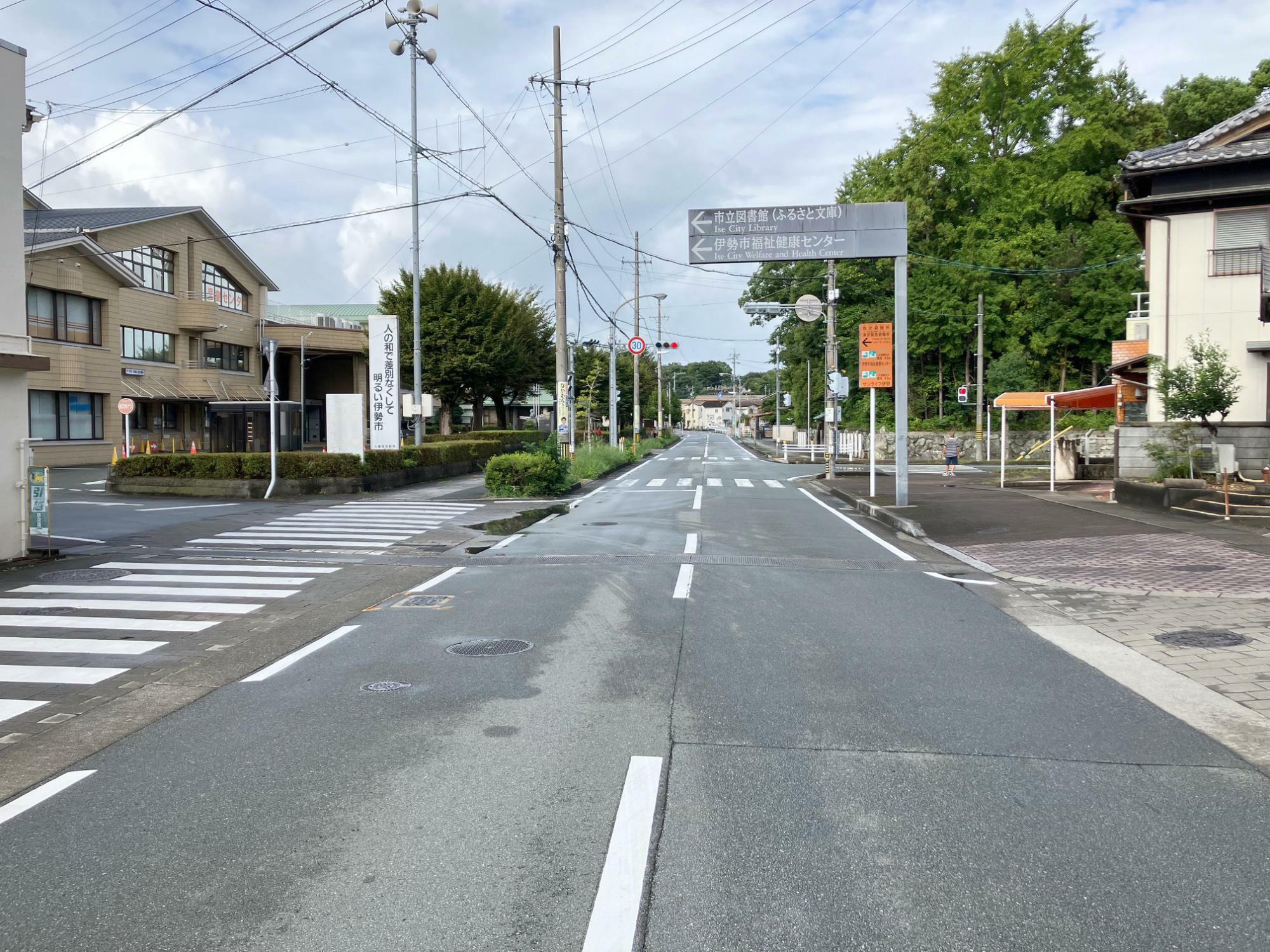 福祉センター、図書館前