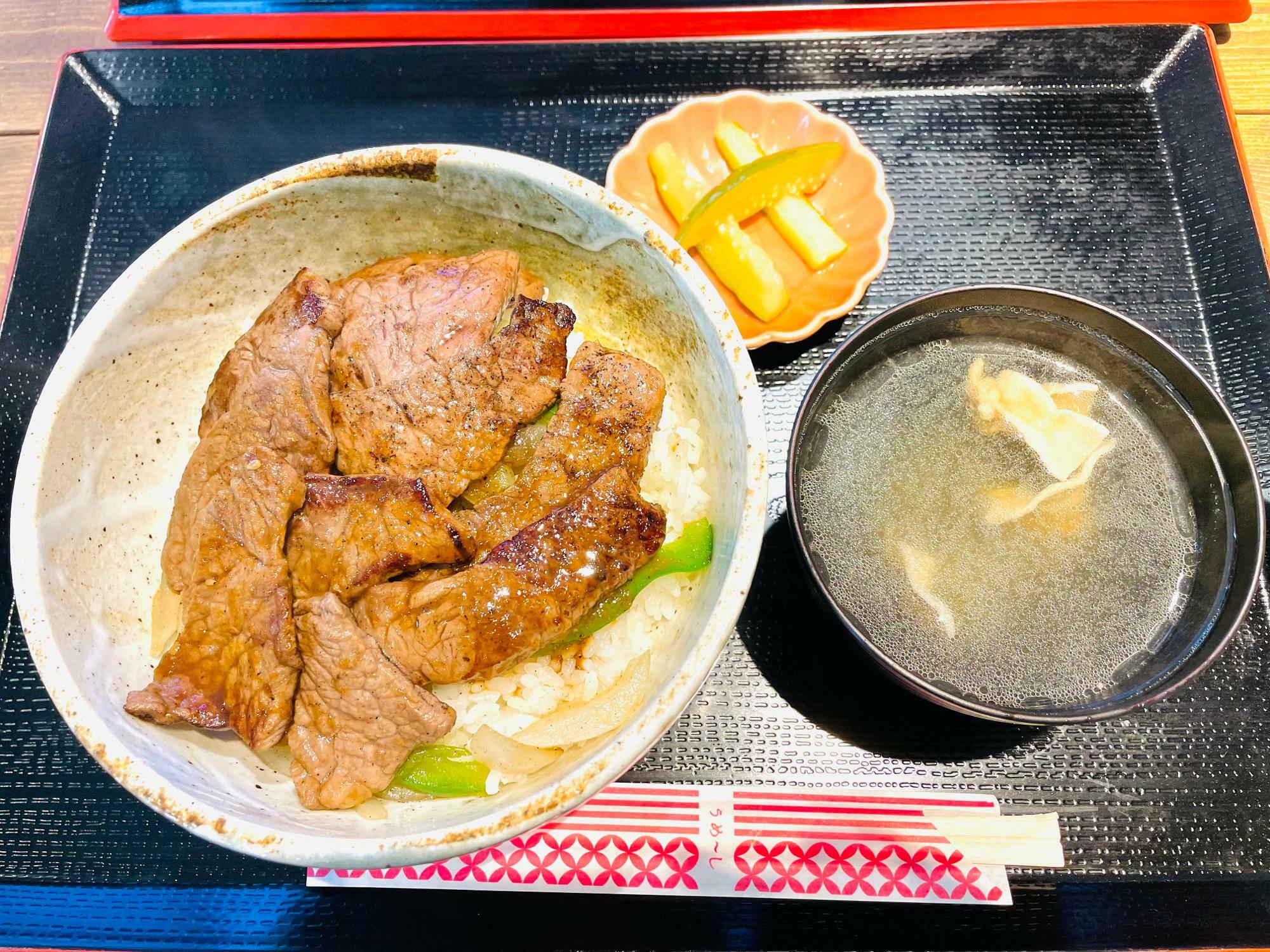 ステーキ丼定食　1020円