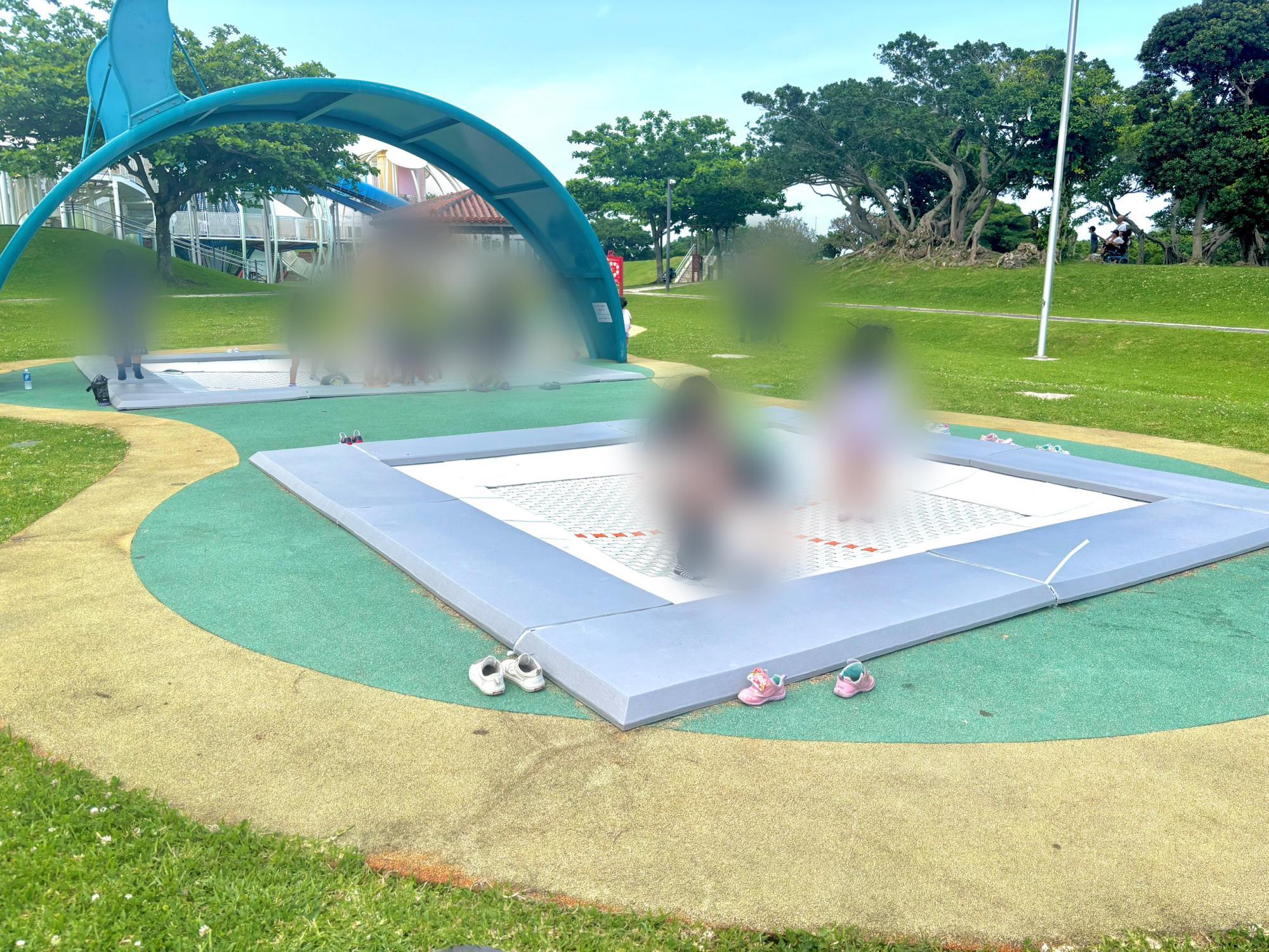 愛あるところに行こう。平和祈願。 エペソ人への手紙 6:14-18 すなわち、立って真理の帯を腰にしめ