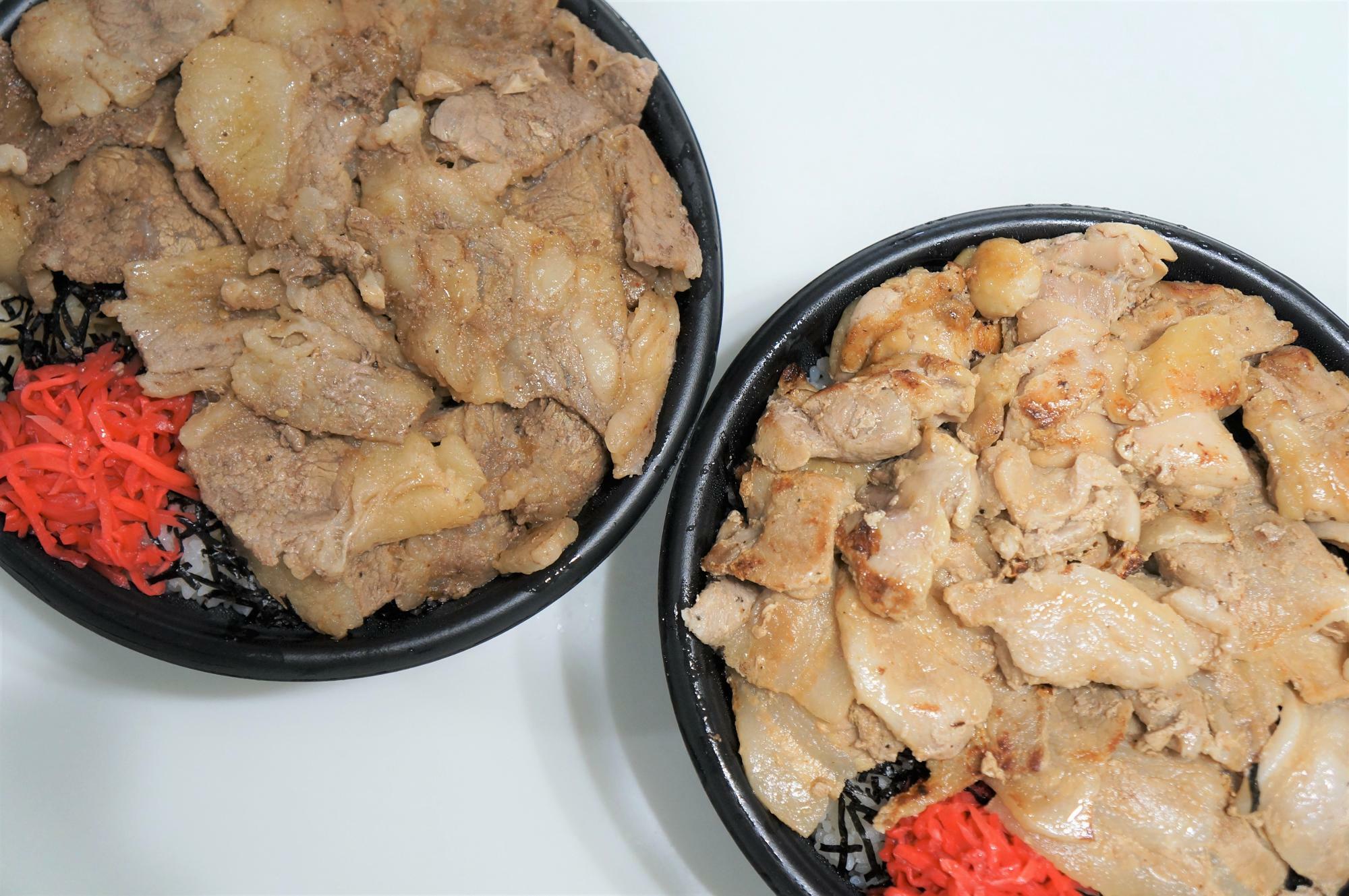 〈左〉「1キロでか盛り牛焼肉丼（たれ）」（1,980円）〈右〉「豚・鶏焼肉丼（塩）」（1,580円）