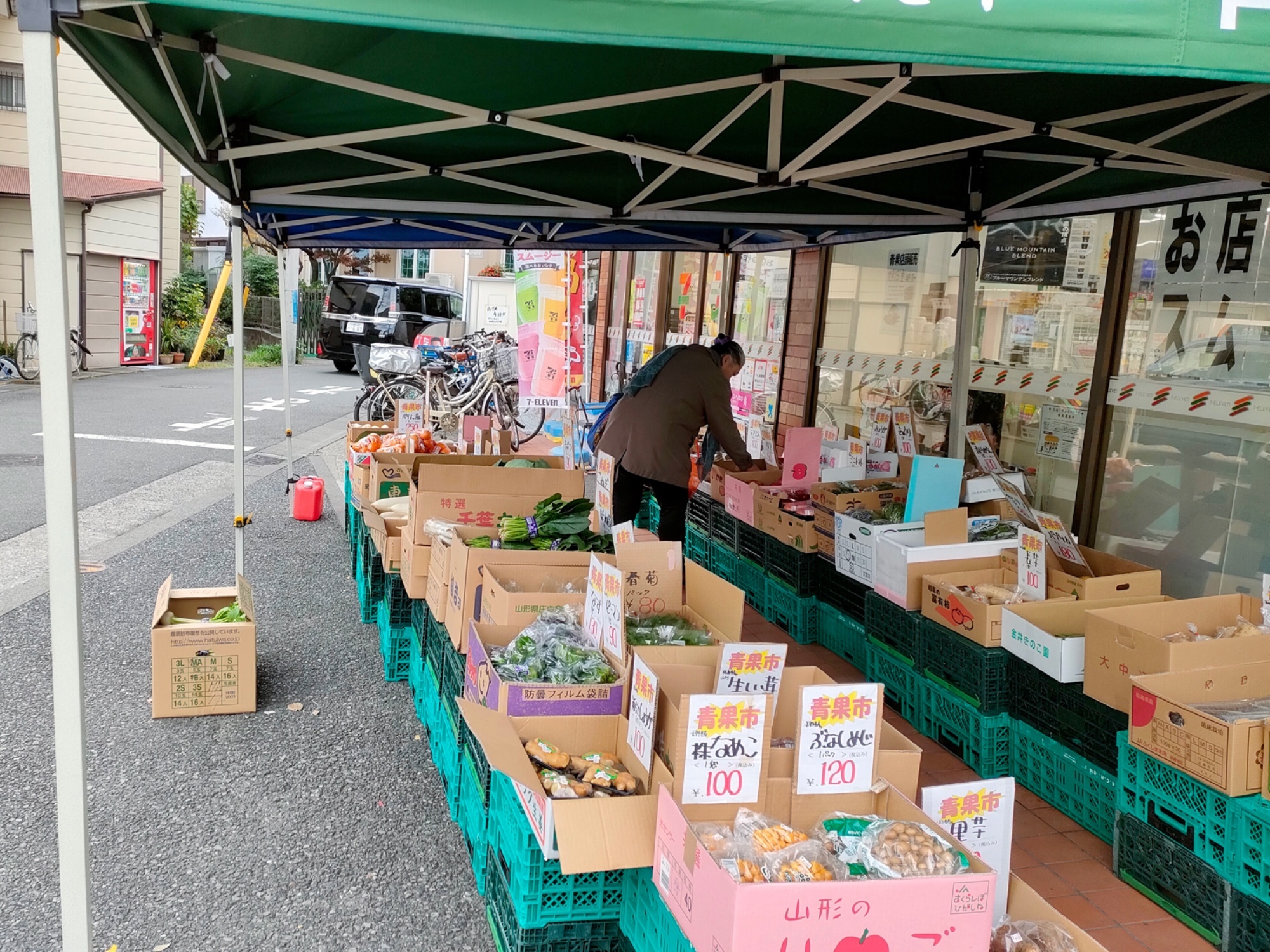 お野菜や果物がたくさん並びます