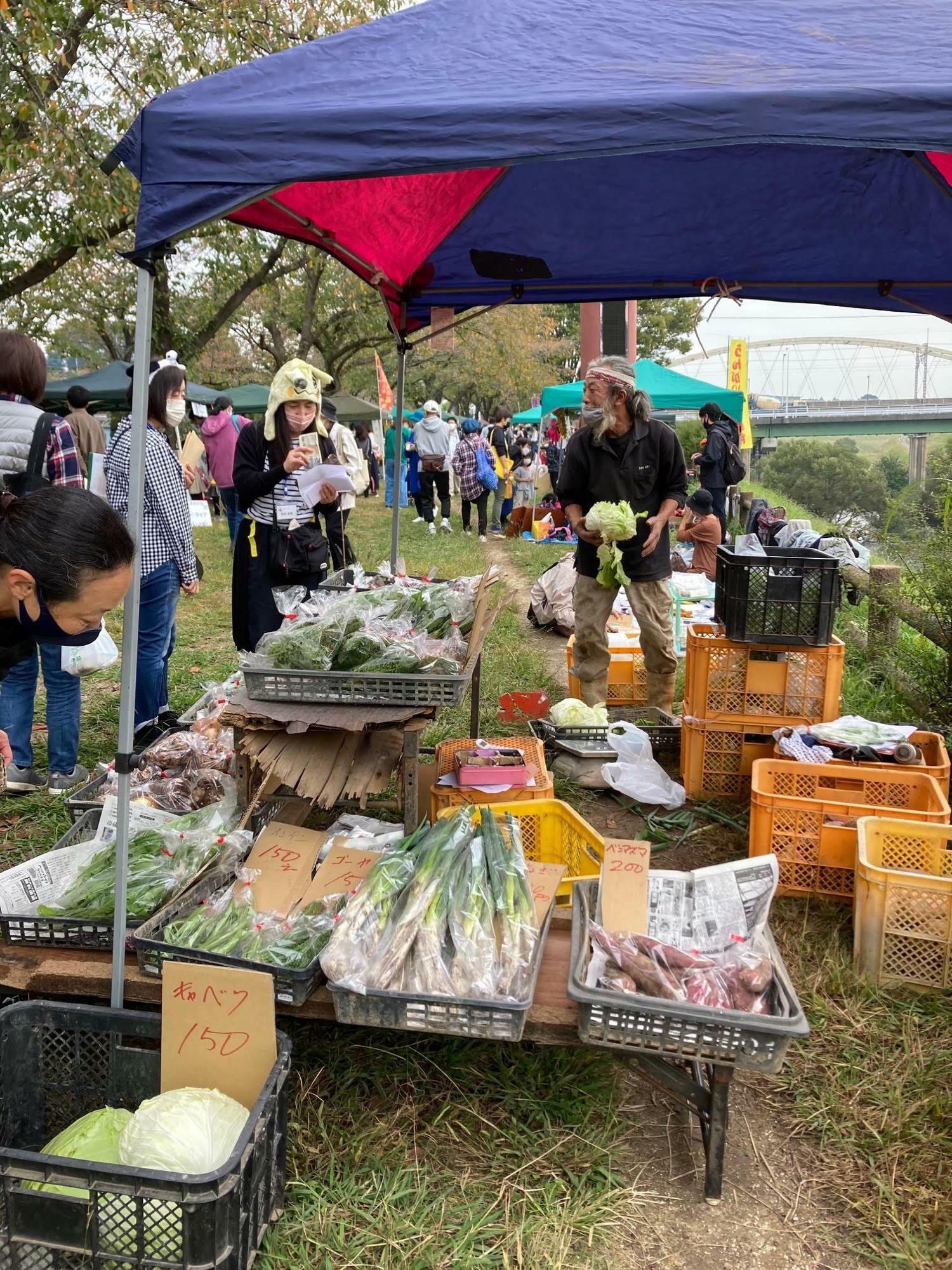 昨年10月開催時の真澄農園のブース。沢山の採れたて新鮮野菜が並んでいます。