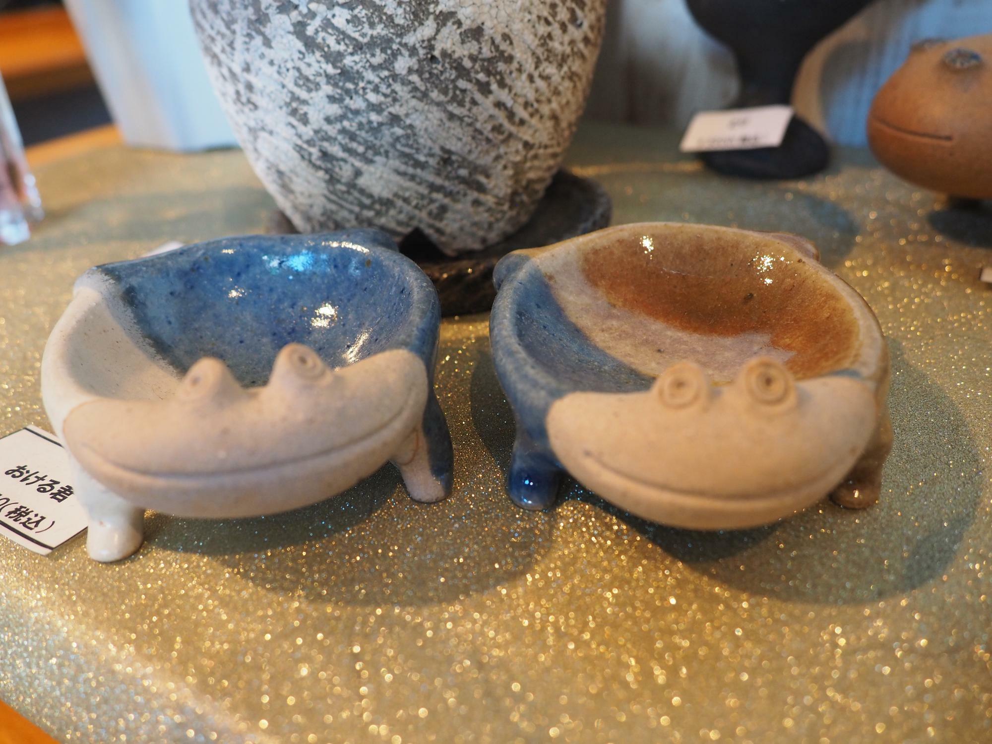 店舗正面に飾られている陶器の作品は、代表の石井さんのご友人で陶芸家の松田剣さんの作品。ほんわかと癒される作品はどれも一点ものなのでチェックしてみてくださいね！