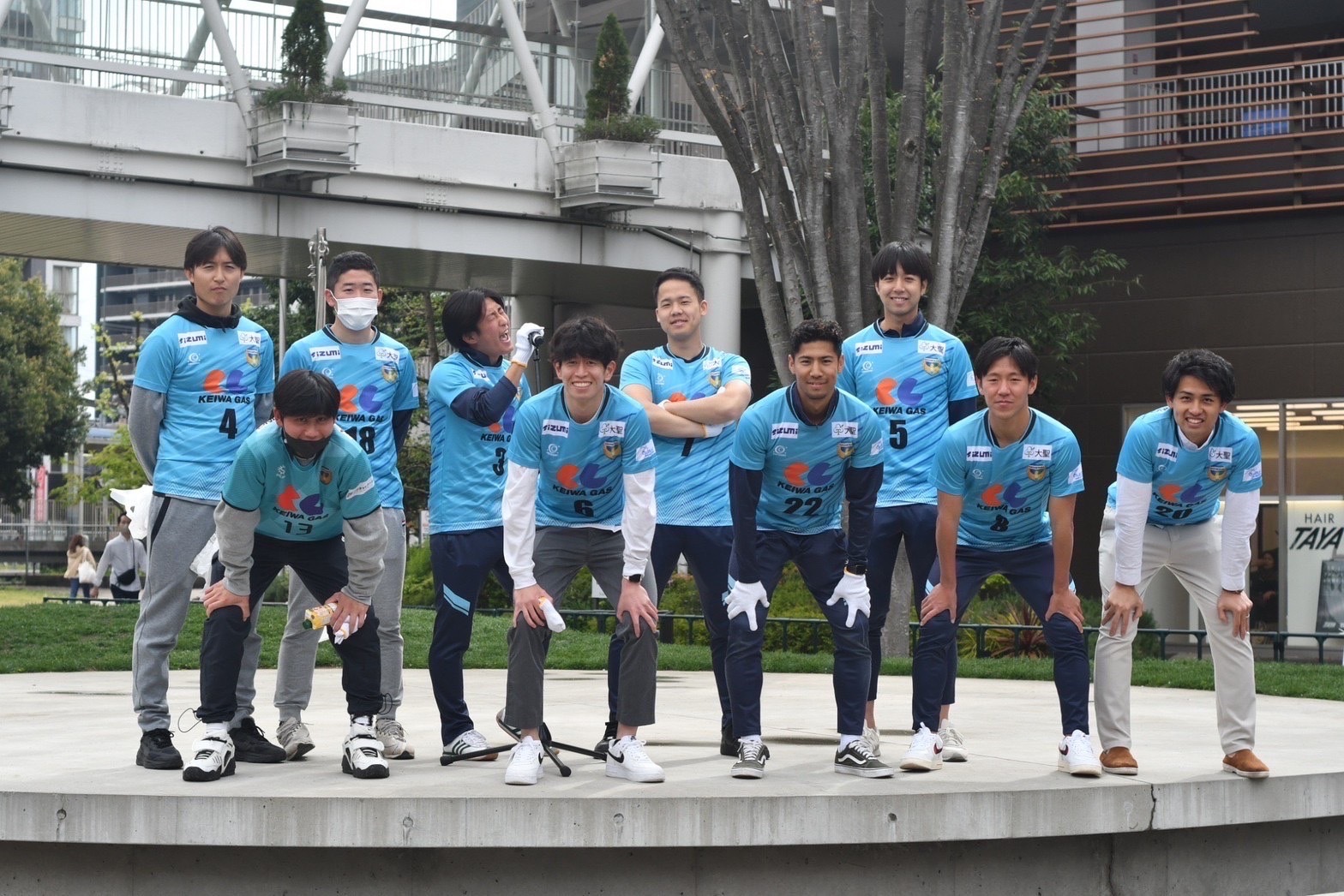 清掃活動に参加しているNAGAREYAMA F.Cの選手の方々。