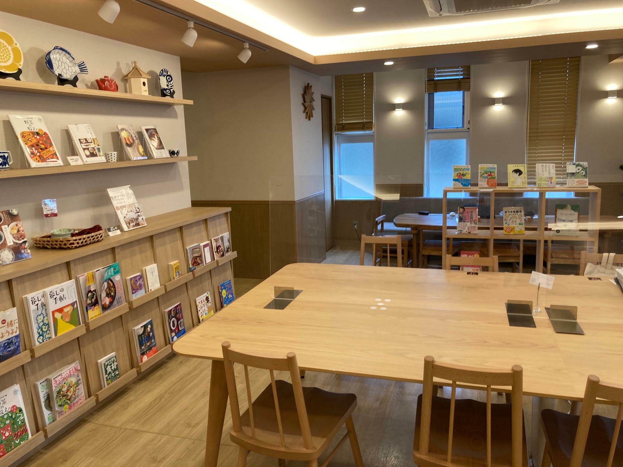 雑誌や絵本、雑貨がディスプレイされていて、カフェのような空間です。
