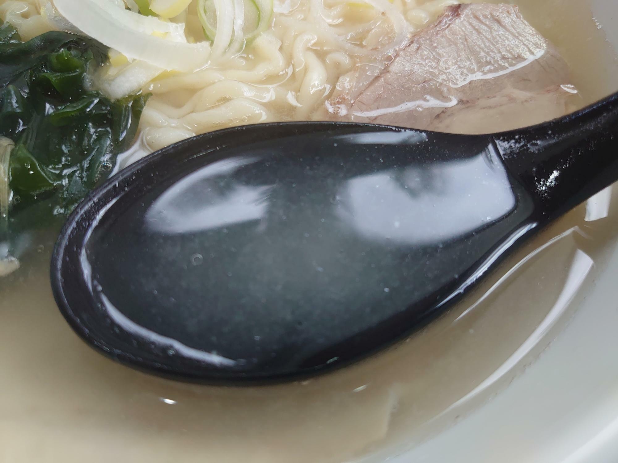会津塩ラーメン、スープのアップ画像