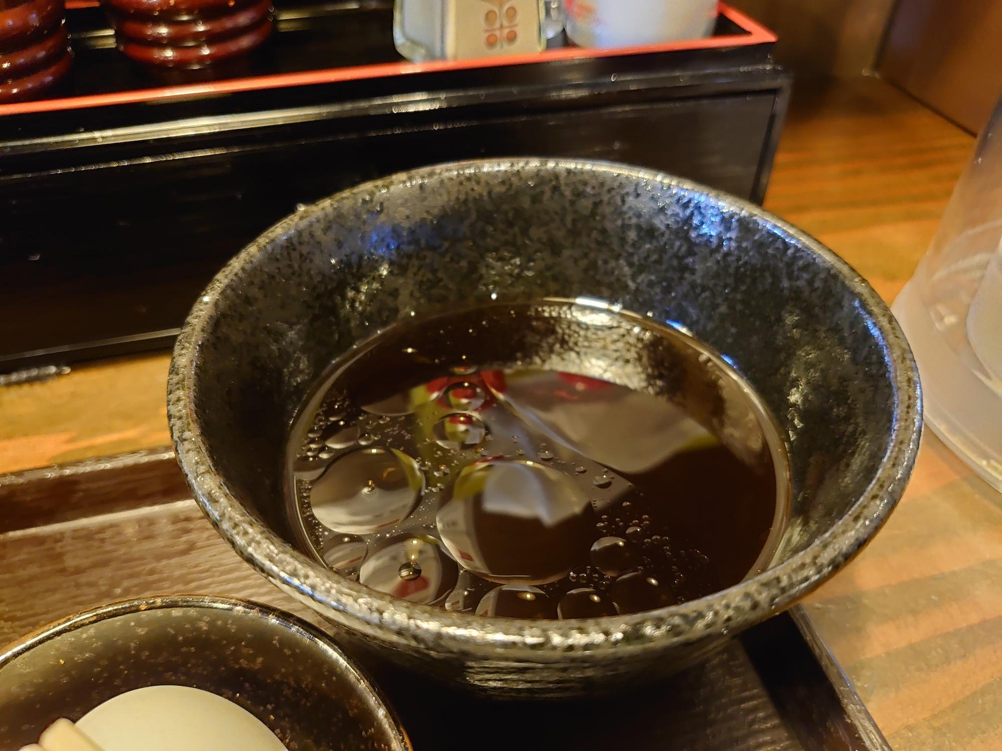 ラー油が入った冷たい濃厚醤油味のつけ汁