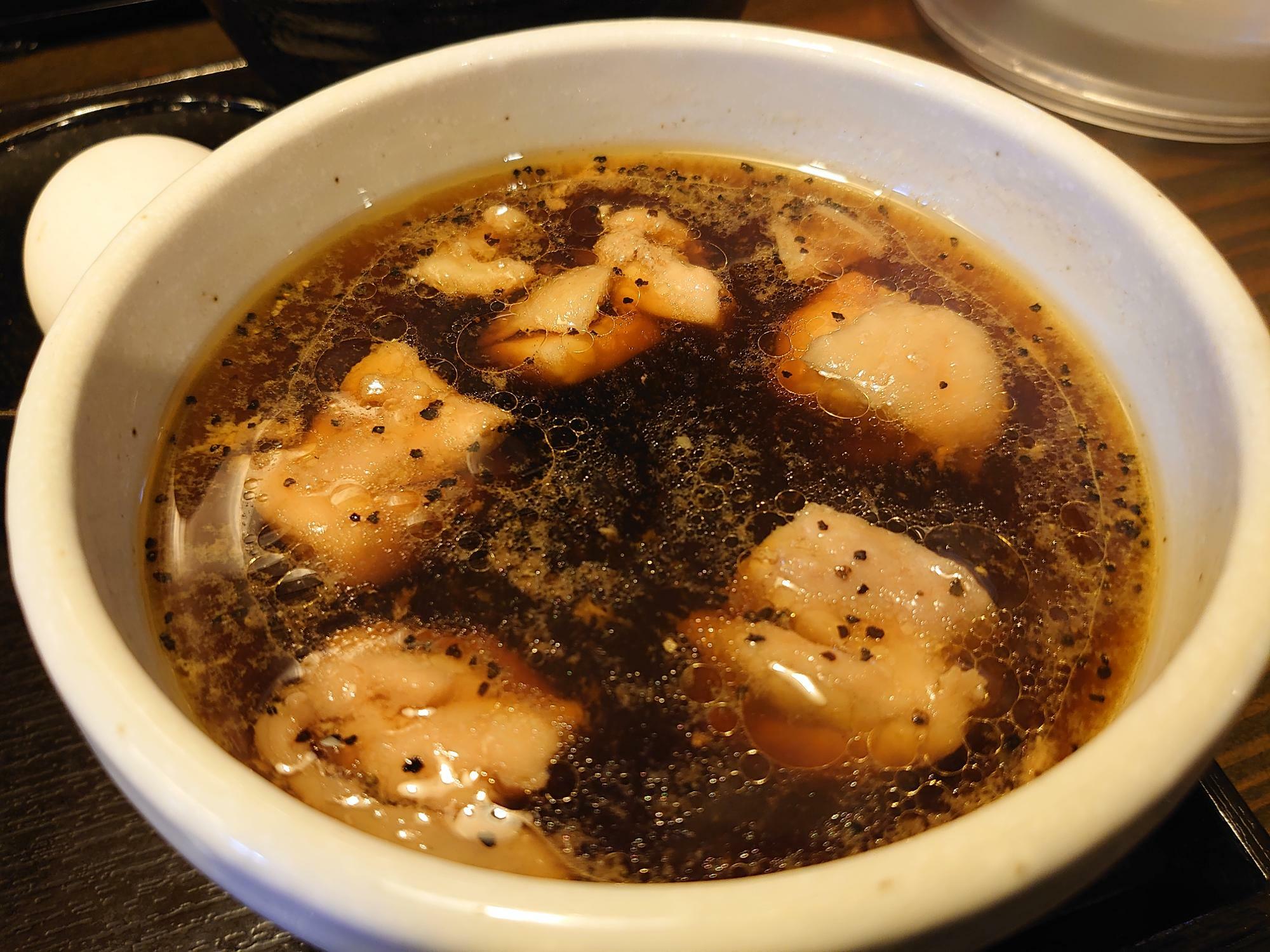 鶏油と黒コショウが入った温かいつけ汁