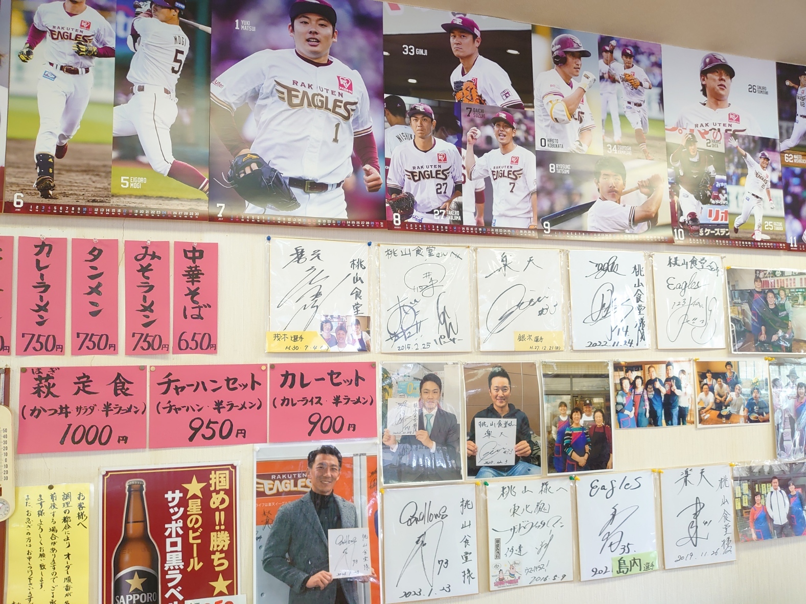 桃山食堂さん店内に貼られたサインや写真の数々