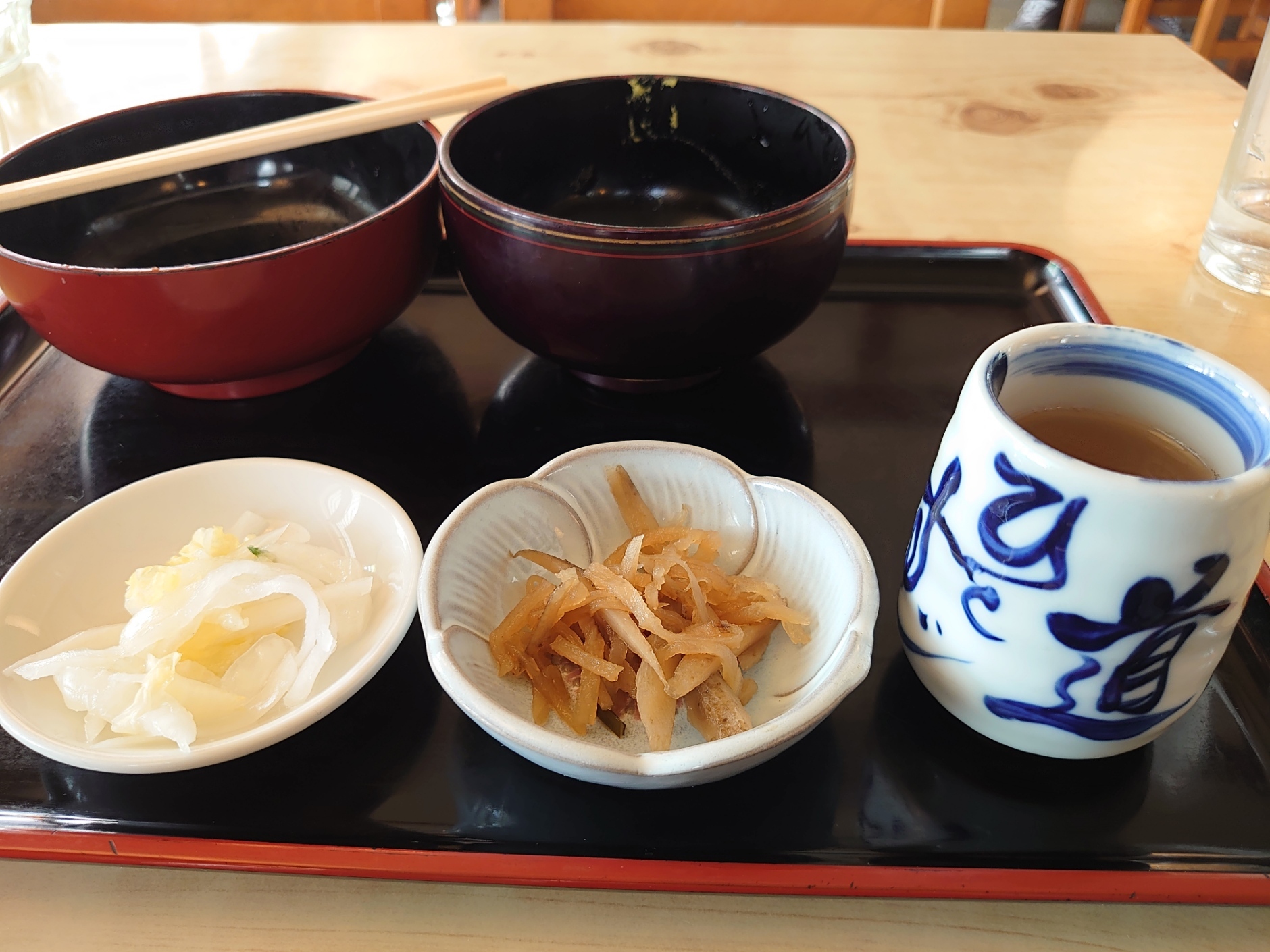 そばとカツ丼完食後にほっと一息