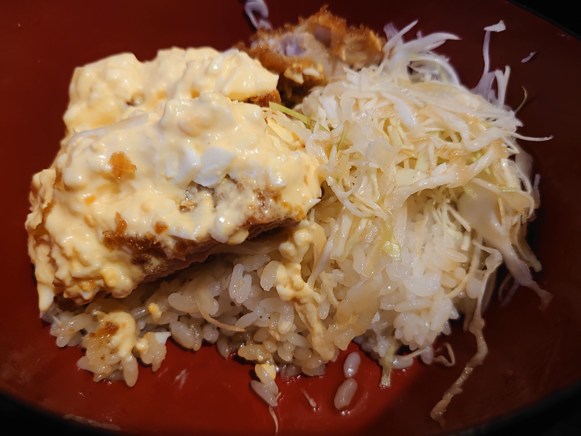 ミルフィーユタレカツ丼の断面