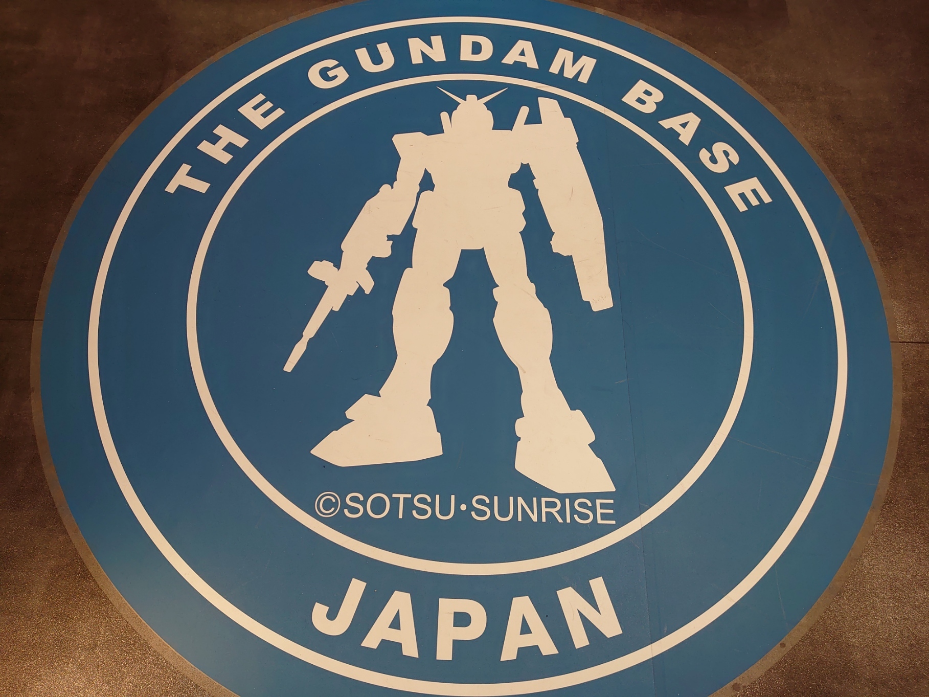 店内の床に輝く「THE GUNDAM BASE」のロゴ