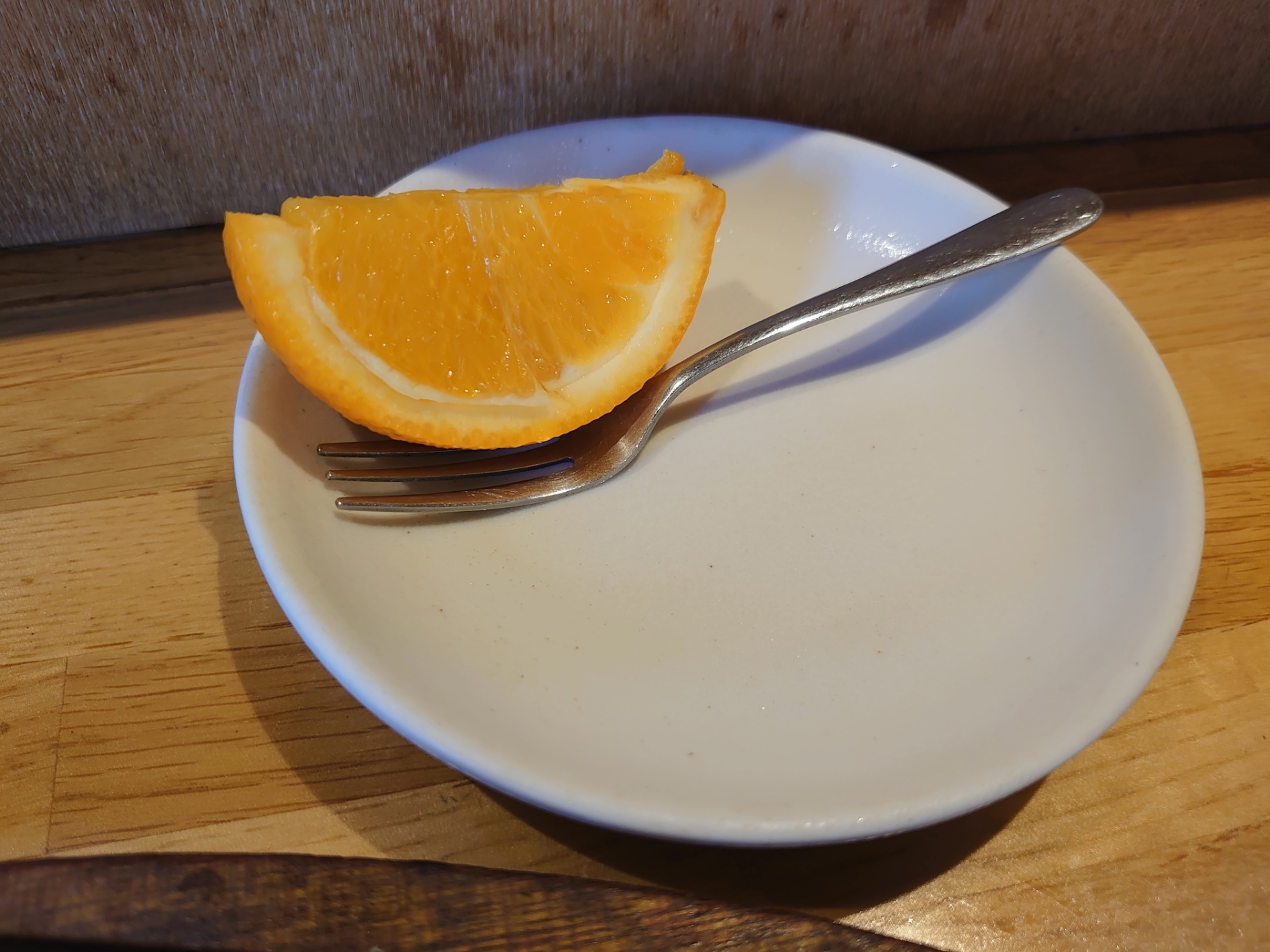 デザートのオレンジ、丁寧に切れ目を入れてくれていました。