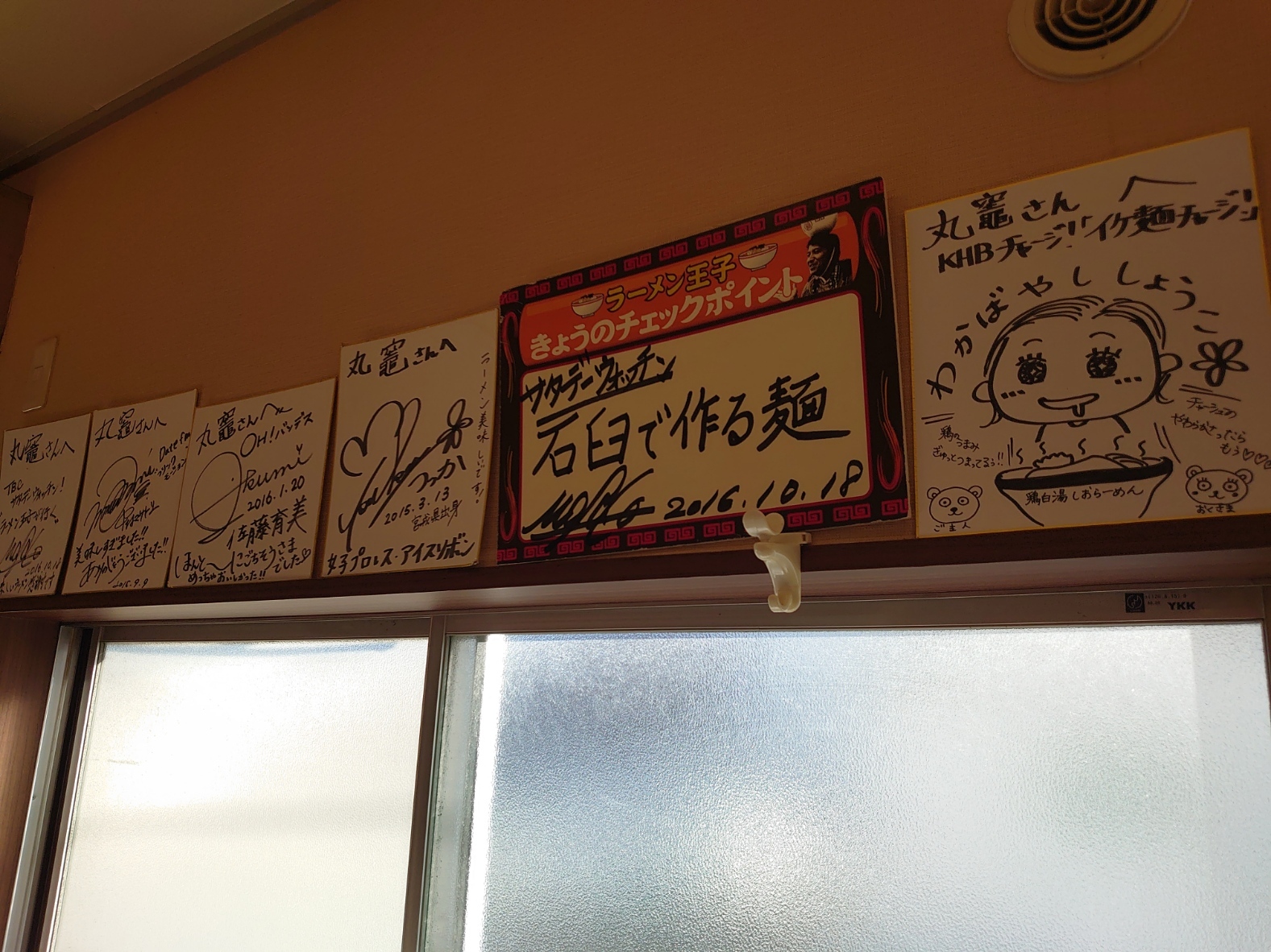 店舗内の壁に飾られたサインの数々