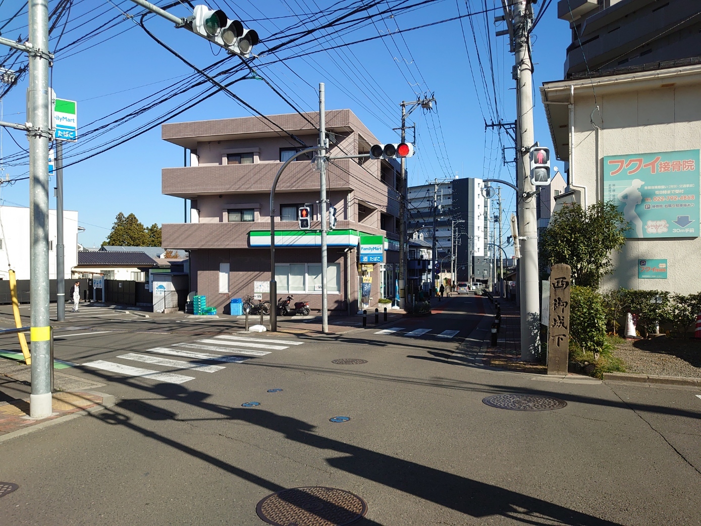 ファミリーマート宮城野原町店がある十字路