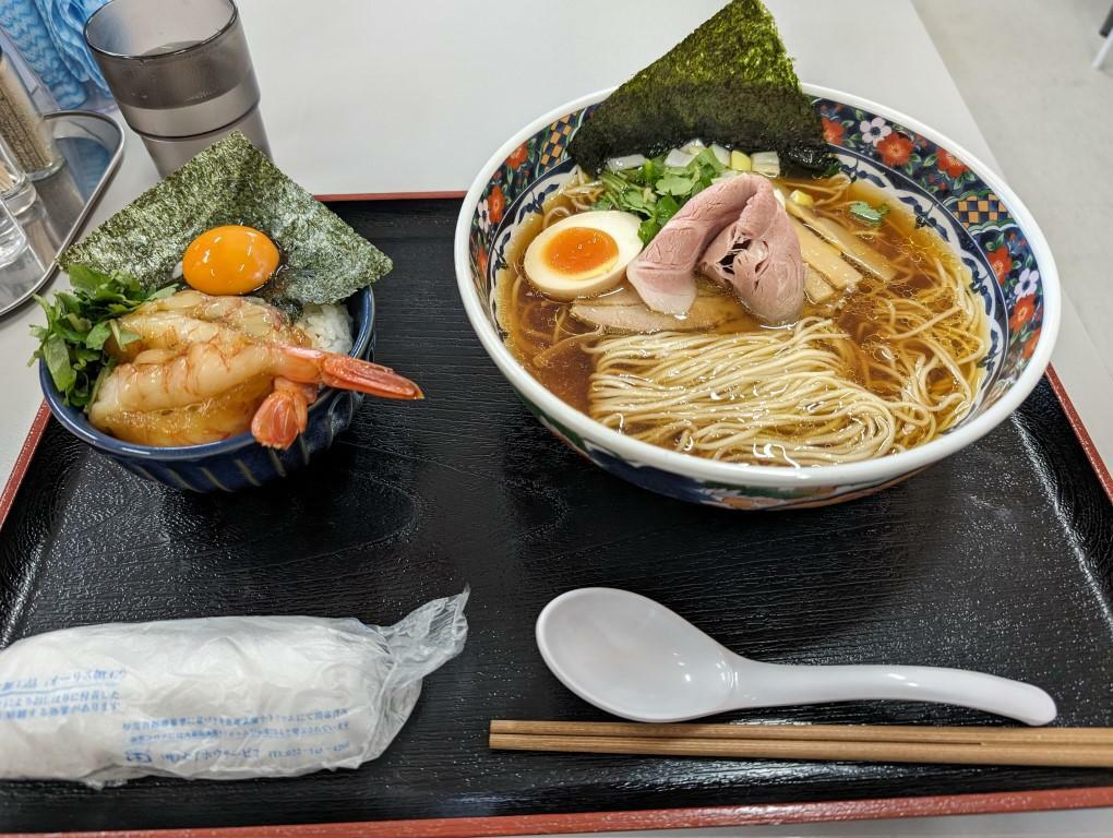 鶏出汁ラーメンと海鮮丼のセット、着丼！