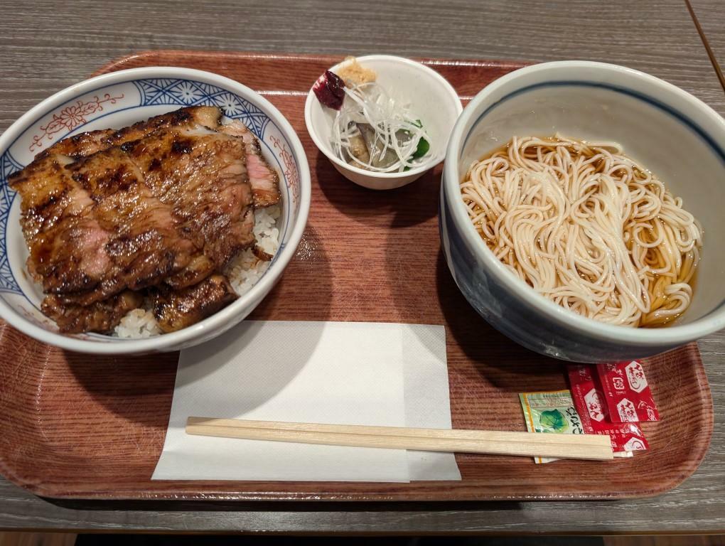 炭火焼豚丼と白石うーめんのセット