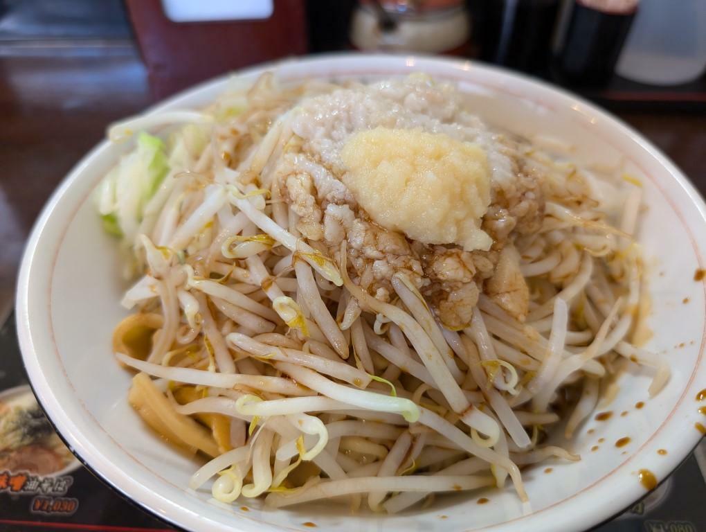 「Ｇ系油そば」の麺大盛り、着丼