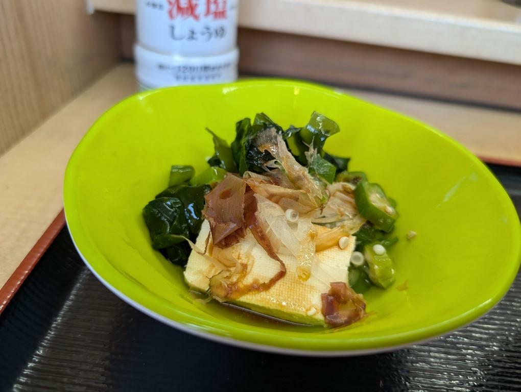 箸休めに豆腐サラダもパクリ