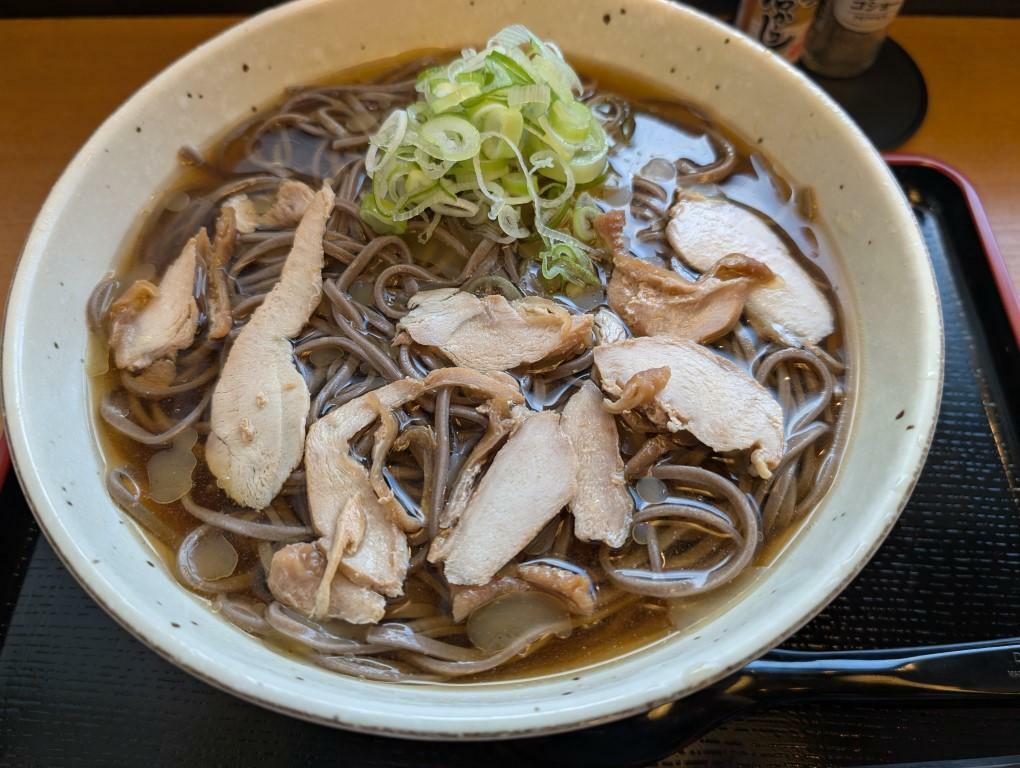 肉そば（冷）大盛り、着丼！