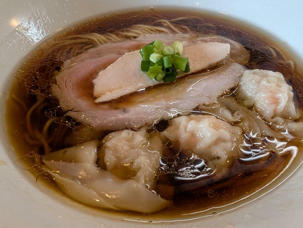 醤油海老わんたん麺のアップ画像