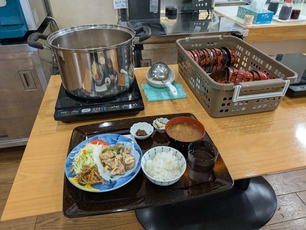 お味噌汁も盛り付け、定食完成