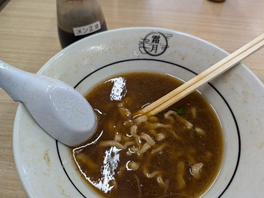 卓上調味料の「メン醤油」で味変も楽しみつつ