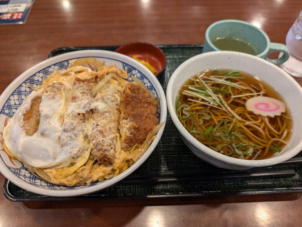 「かつ丼とミニそばランチ」着丼