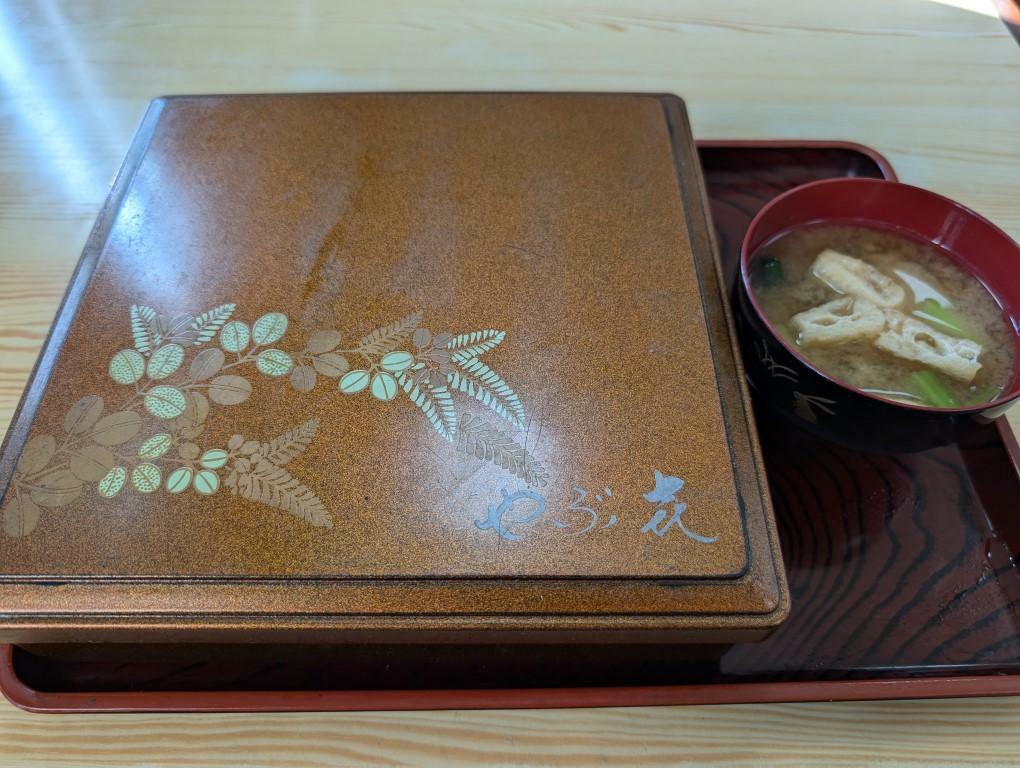 「やぶ㐂定食」（上）が着丼