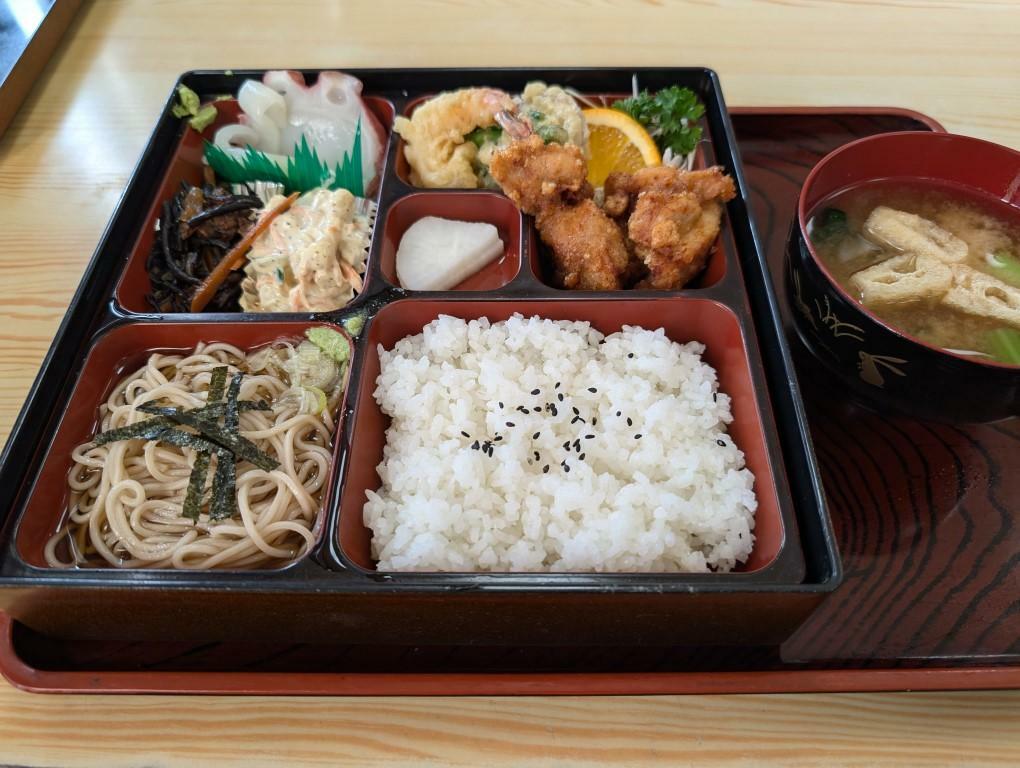 「やぶ㐂定食」（上）の様子