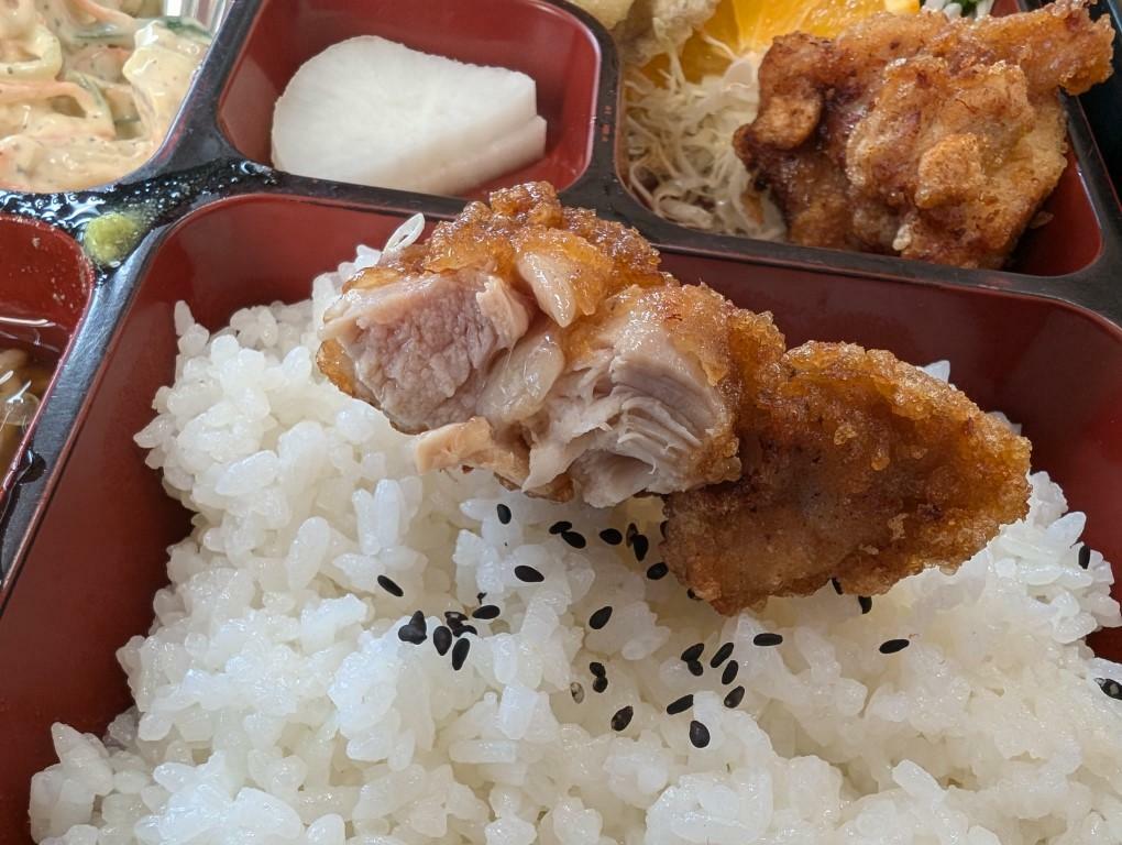 唐揚げの断面とご飯